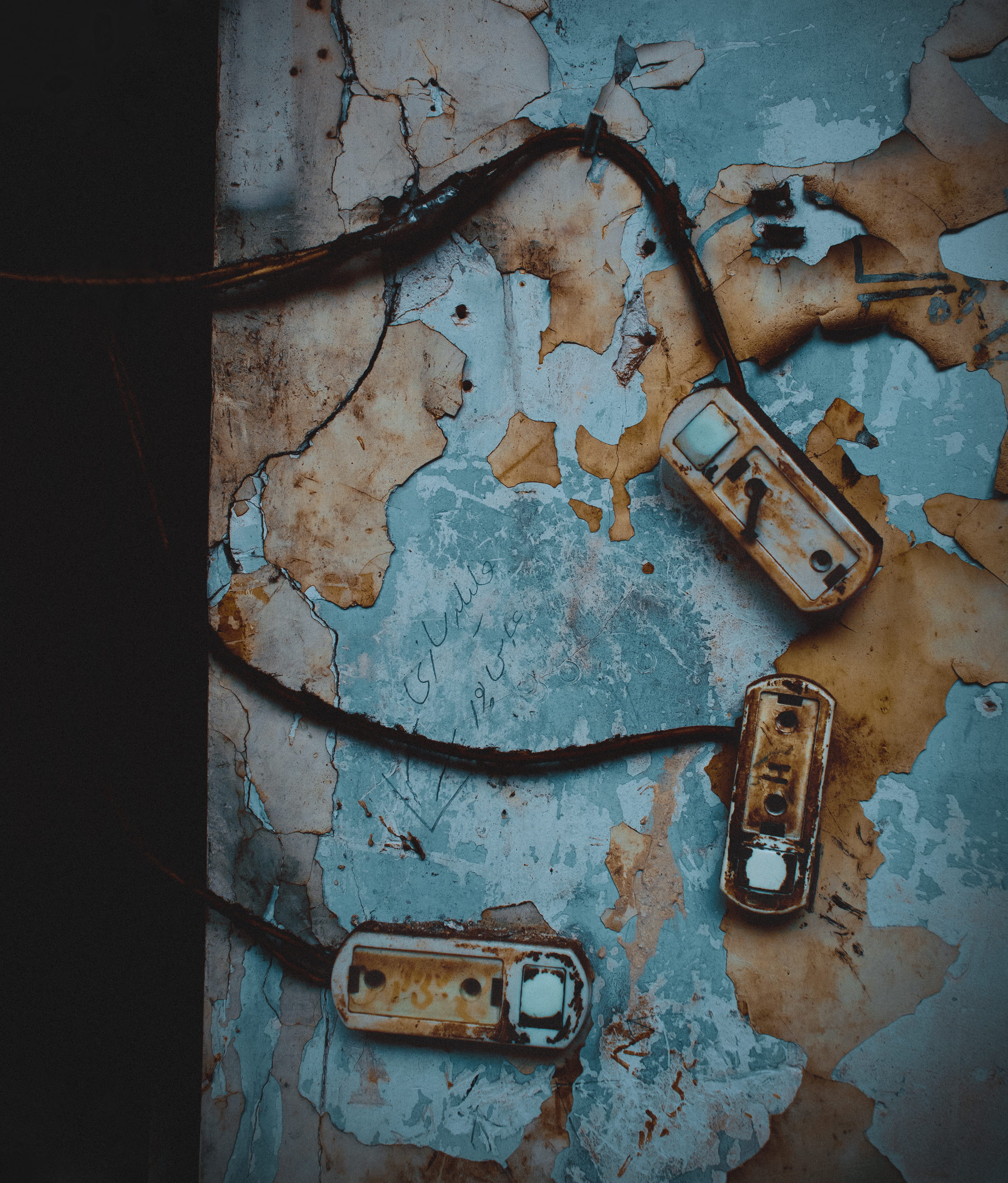weathered, person, machine, metal, damaged, equipment, obsolete, indoors, bag, lock, liquor, bad condition, briefcase, decline, art, painting, furniture, Phone HD Wallpaper