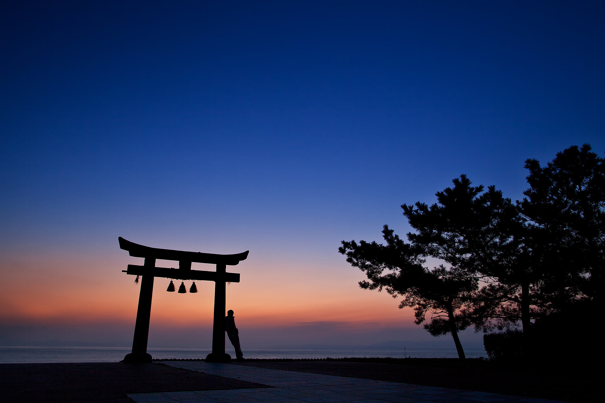 japan, sea, trees, people, gate, 1080P, night, blue, orange, sunset, ocean, mood, sky, silhouette, arch, architecture, HD Wallpaper
