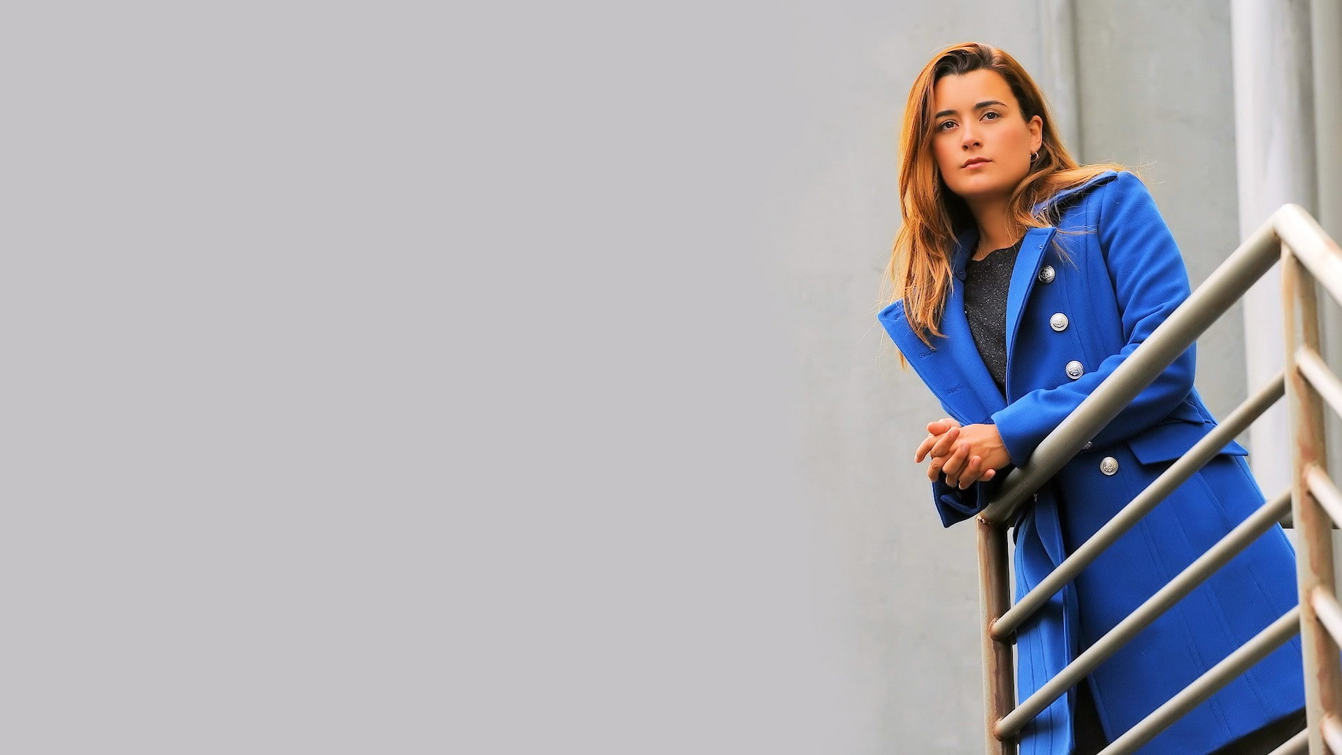 looking at camera, contemplation, women, beautiful woman, copy space, one person, architecture, USA, looking, hairstyle, young adult, young women, adult, HD Wallpaper