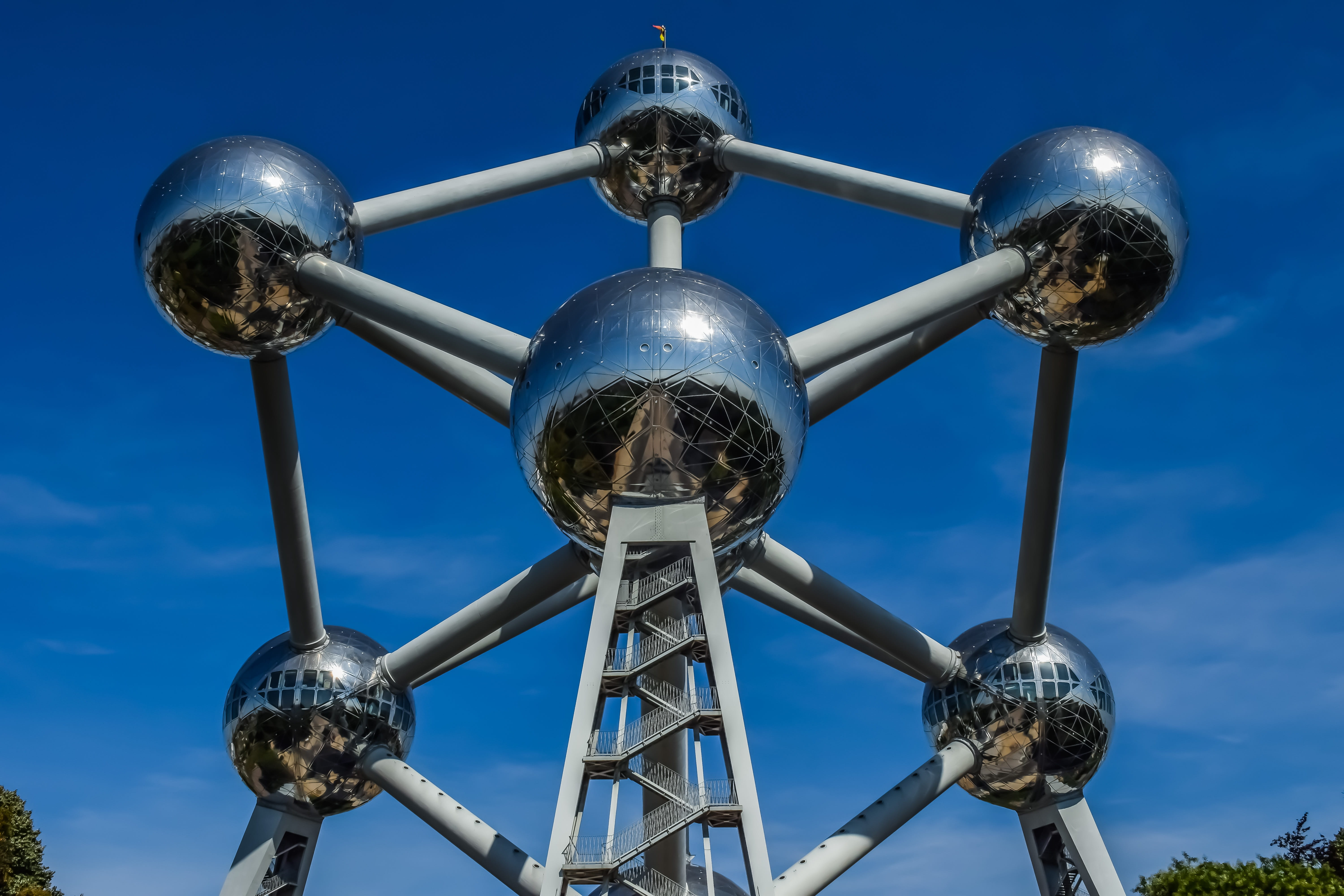 europe, atom, travel, sky, silver colored, landmark, atomium, built structure, connection, sunlight, blue, transportation, day, lighting equipment, sphere, HD Wallpaper