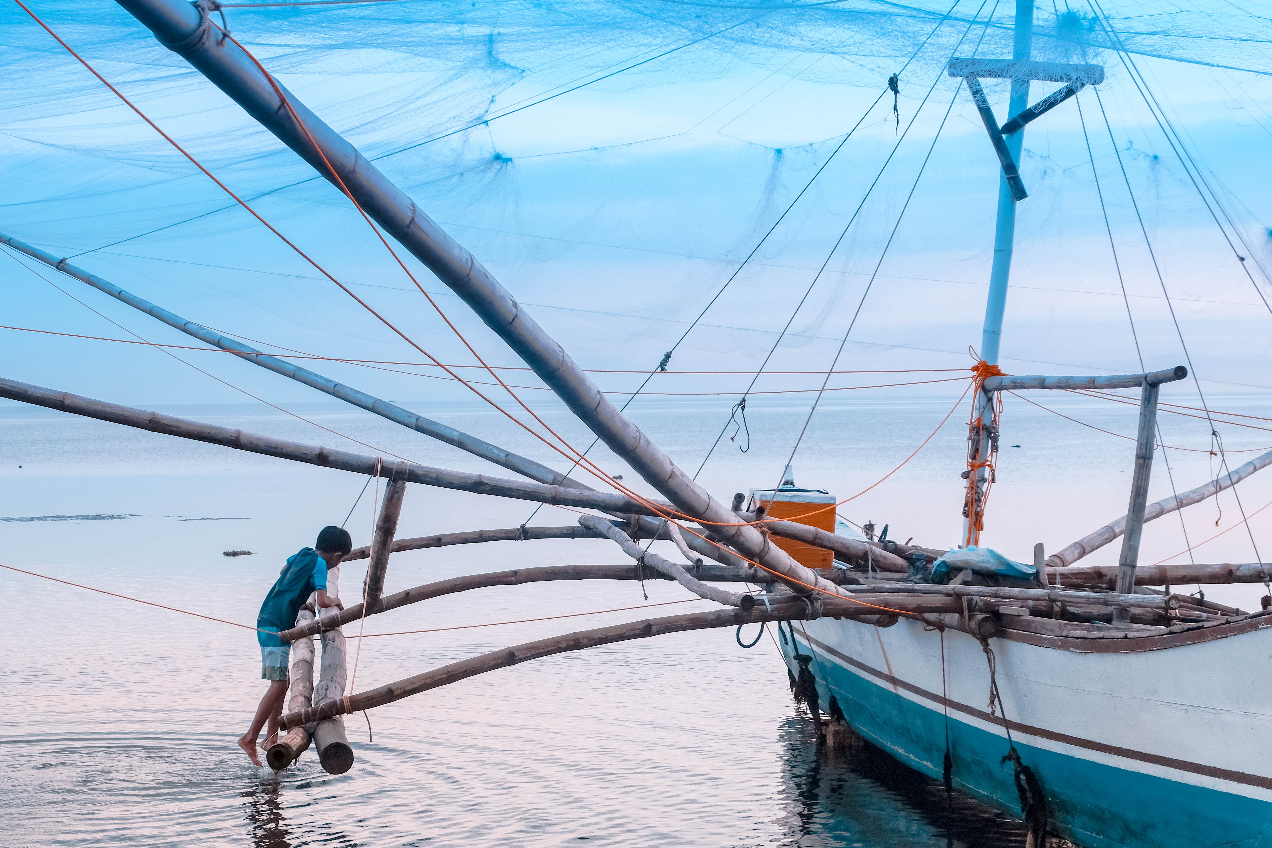 mindanao, real people, sky, street photography, bayan ng alubijid, day, alubijid, pole, nautical vessel, outdoors, rope, fisherman, sailboat, men, full length, HD Wallpaper