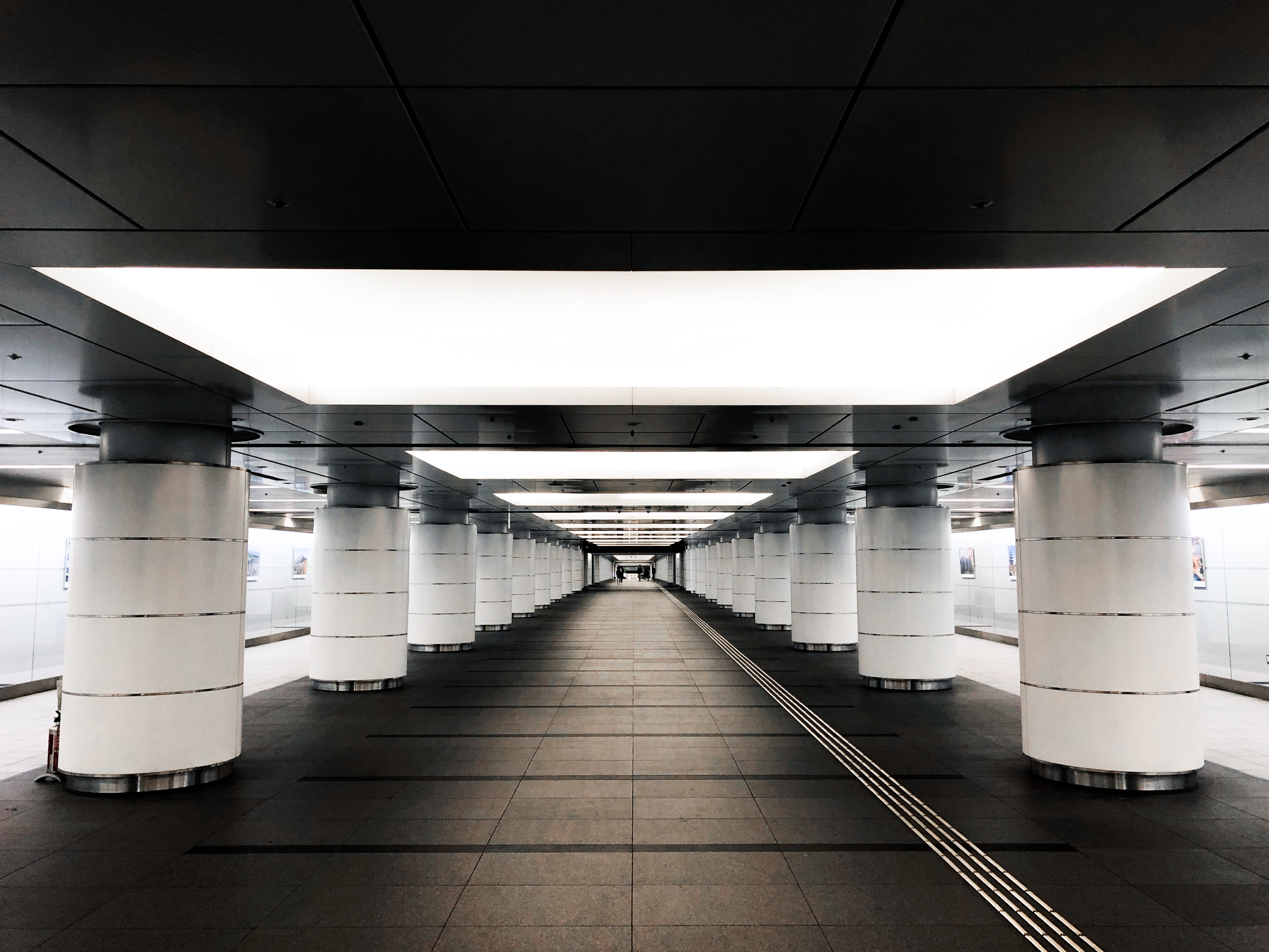 no people, light, public transportation, vehicle, station, subway, built structure, pillar, ceiling, architecture, footpath, underground walkway, connection, HD Wallpaper