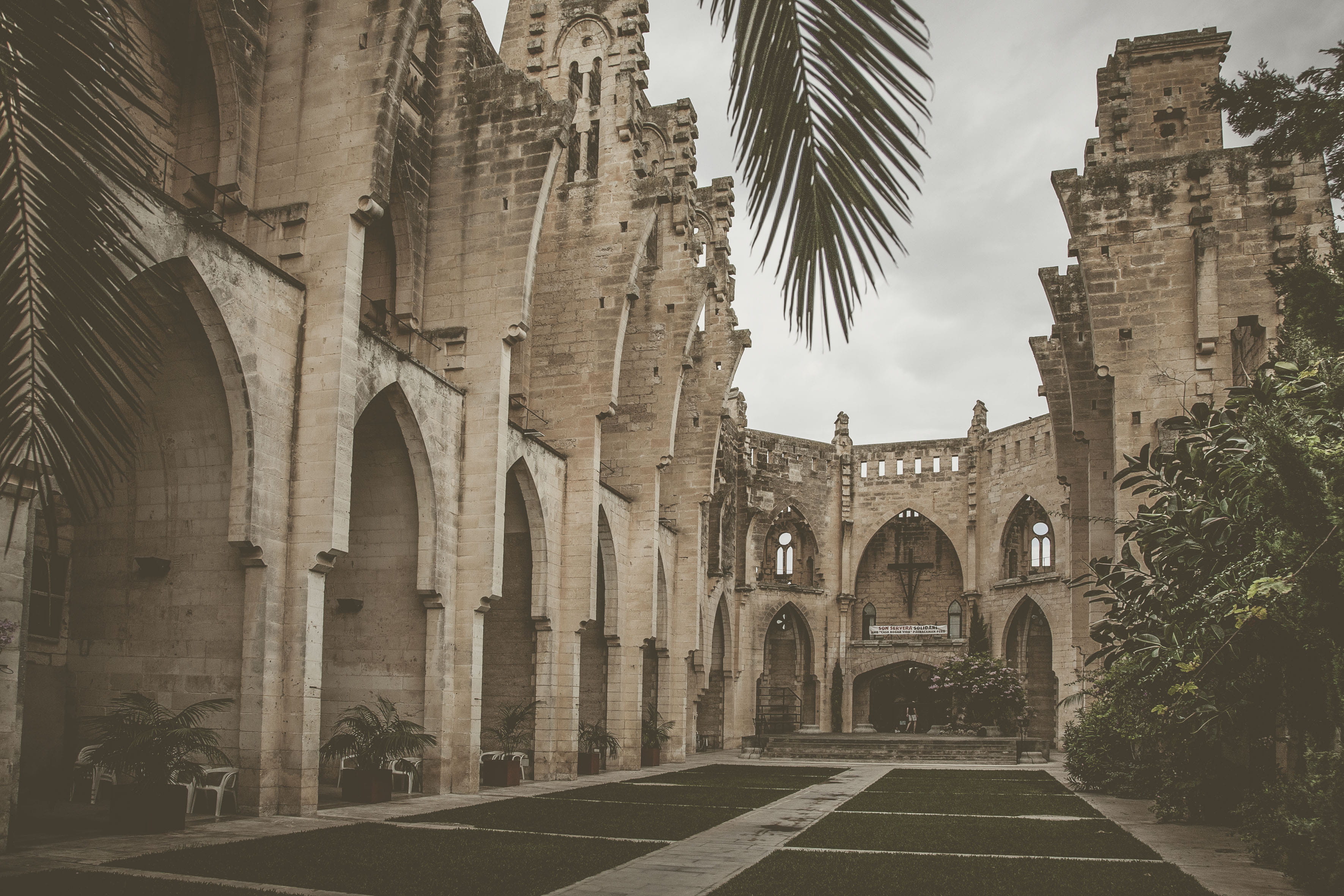 steeple, courtyard, travel destinations, arch, tarmac, crypt, the past, tower, arched, history, tree, sky, nature, no people, belief, dome, city, town, HD Wallpaper