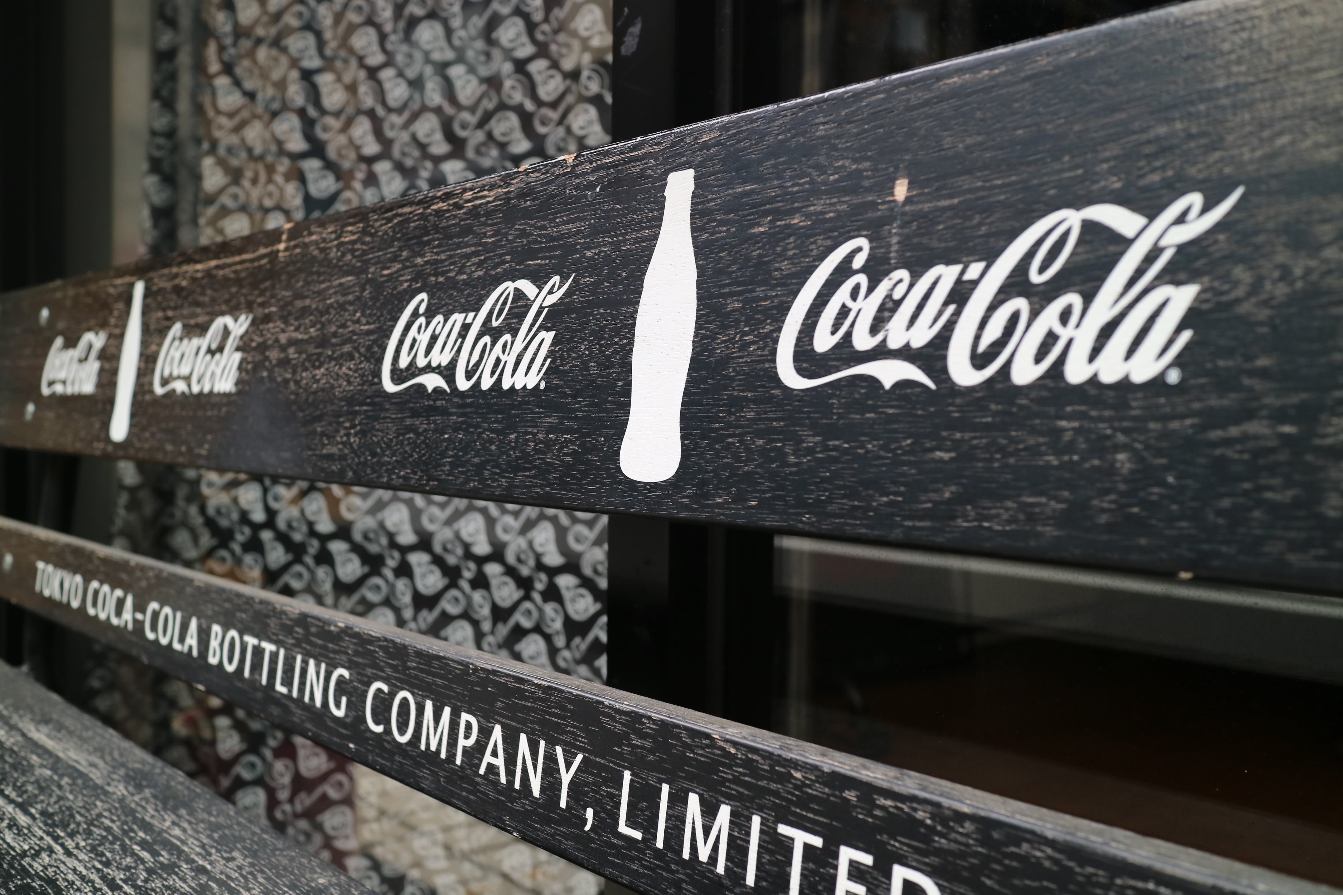 outdoors, 4K, focus on foreground, handwriting, message, selective focus, no people, cola, cool, architecture, information, railing, sign, close-up, capital letter, HD Wallpaper