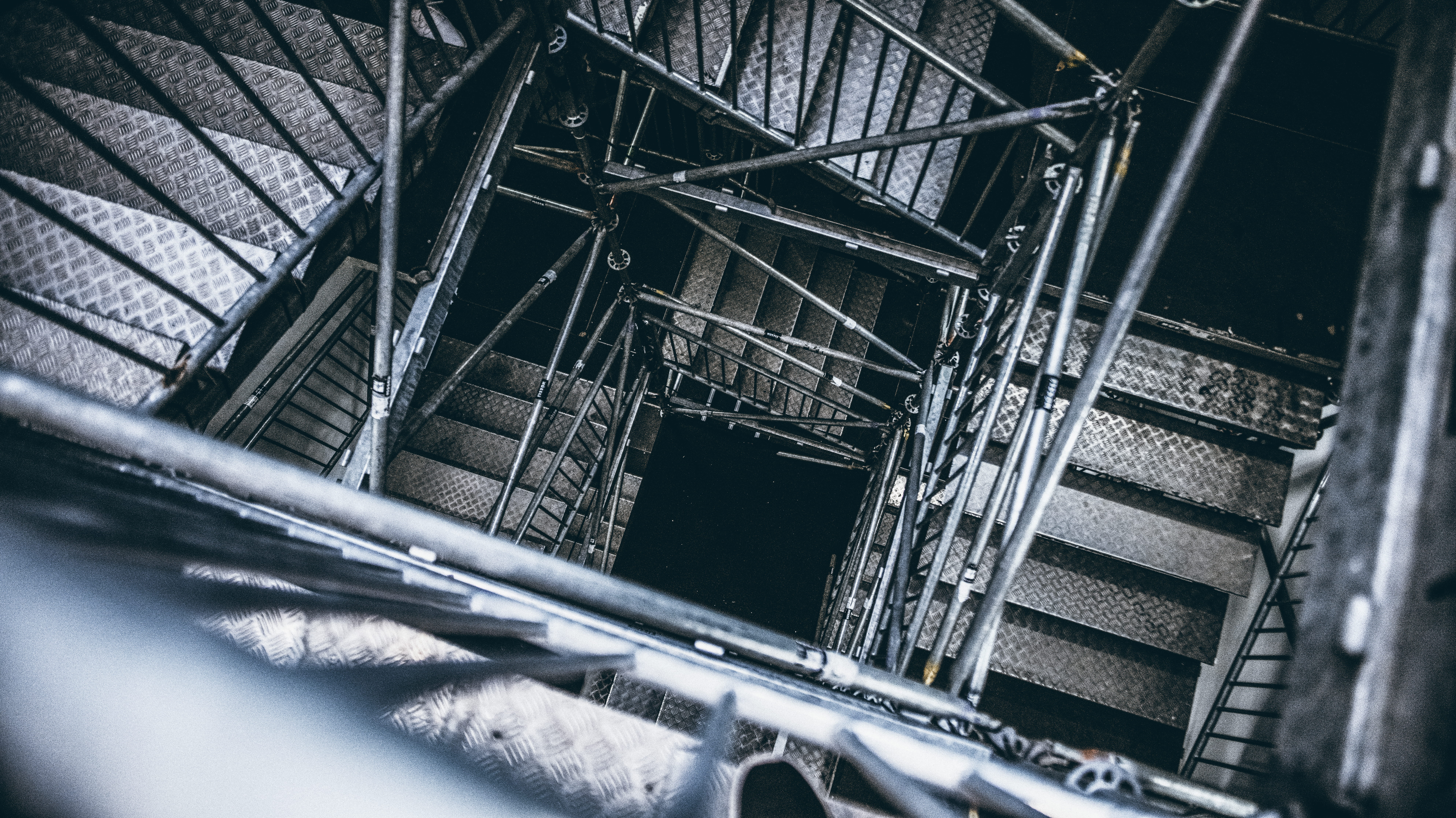 connection, low angle view, tone, built structure, grayscale, cold temperature, eye, metal, cover, stair well, look down, skate, worms, architecture, transportation, HD Wallpaper