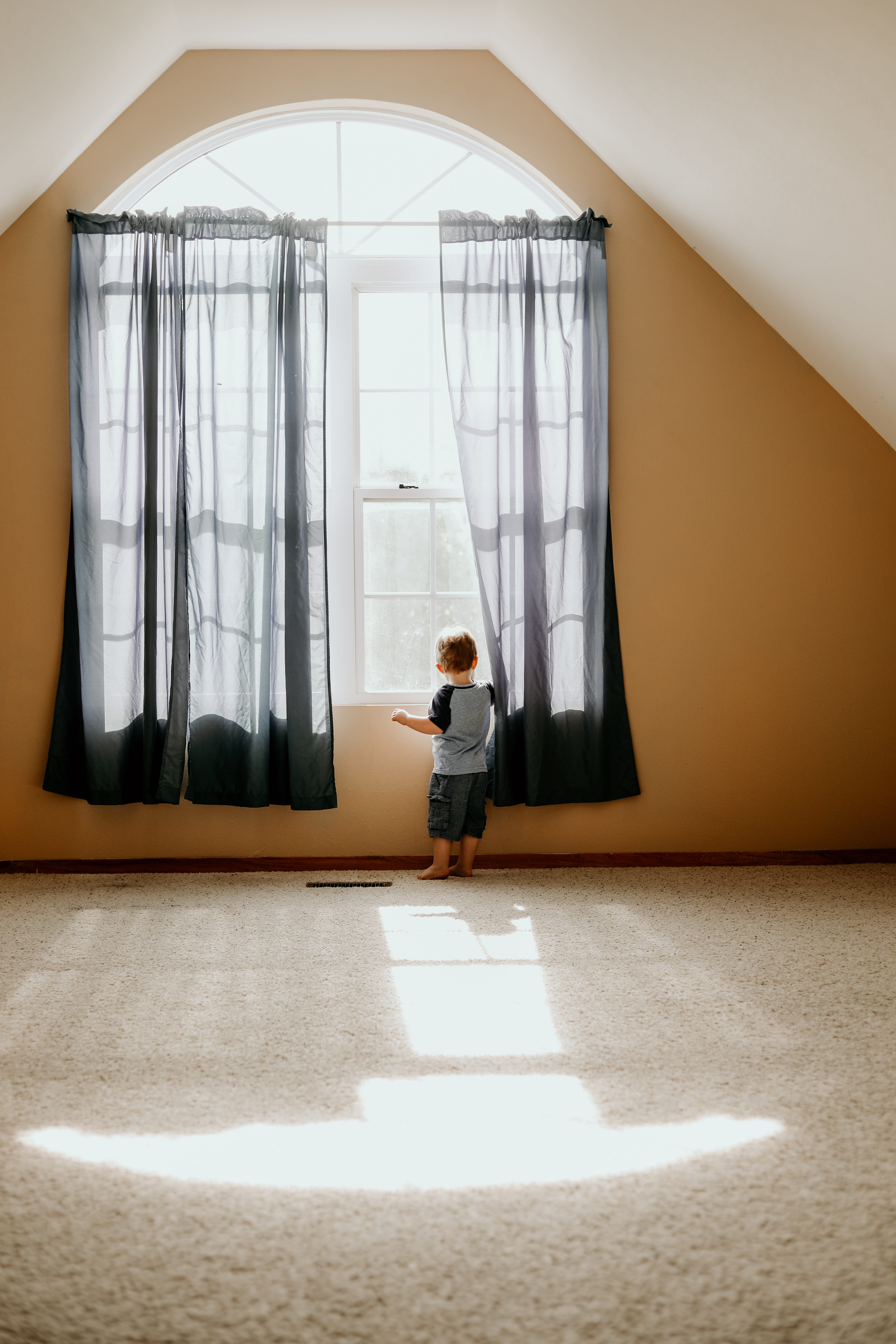 wall - building feature, crew, day, young adult, architecture, leisure activity, built structure, room, light, upstairs, males, full length, women, kid, Phone HD Wallpaper