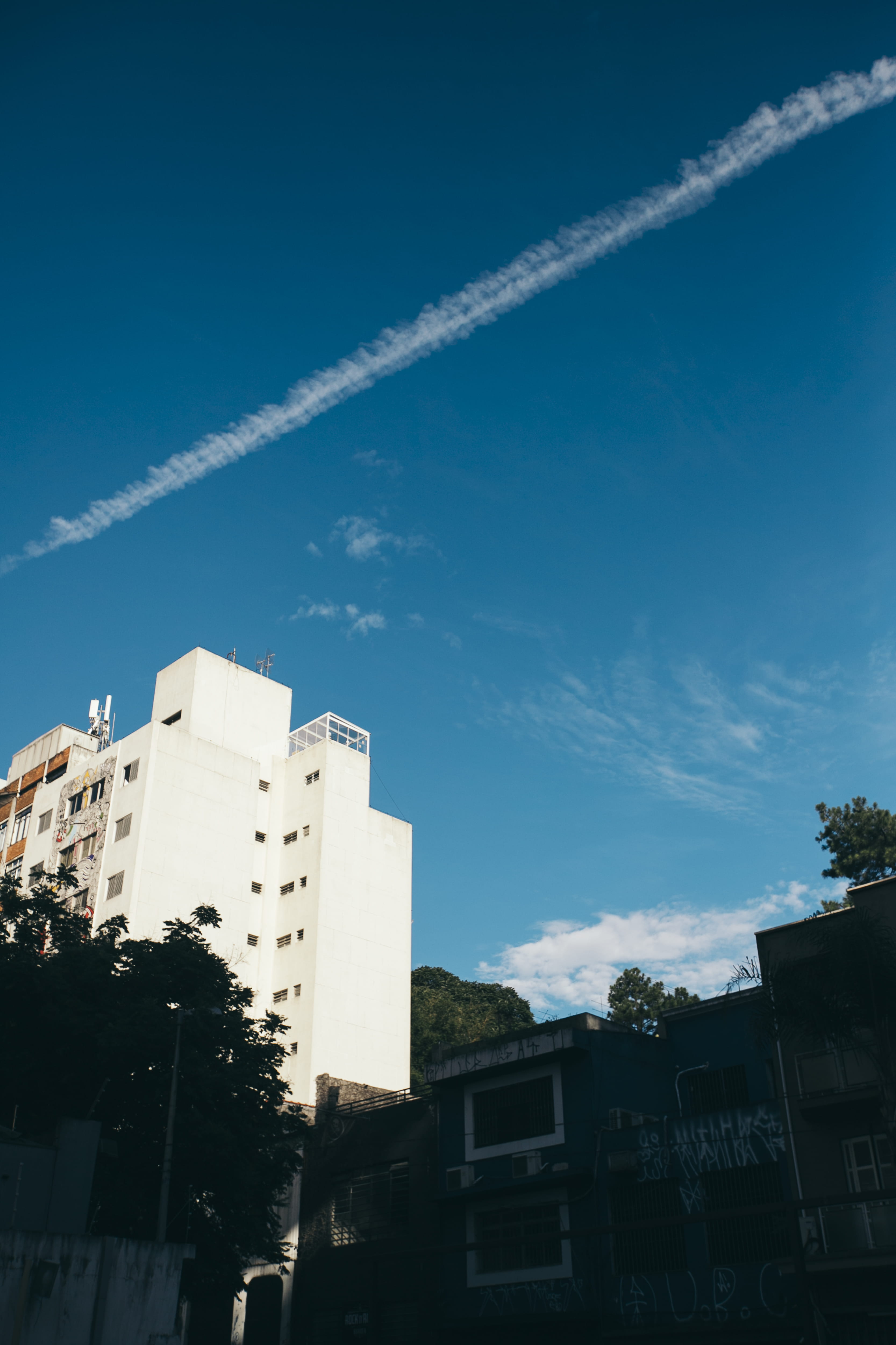 modern, residential district, tall, wispy, 4K, low angle view, no people, tower, daylight, city, downtown, vapor trail, light, tree, skyscraper, architecture, Phone HD Wallpaper