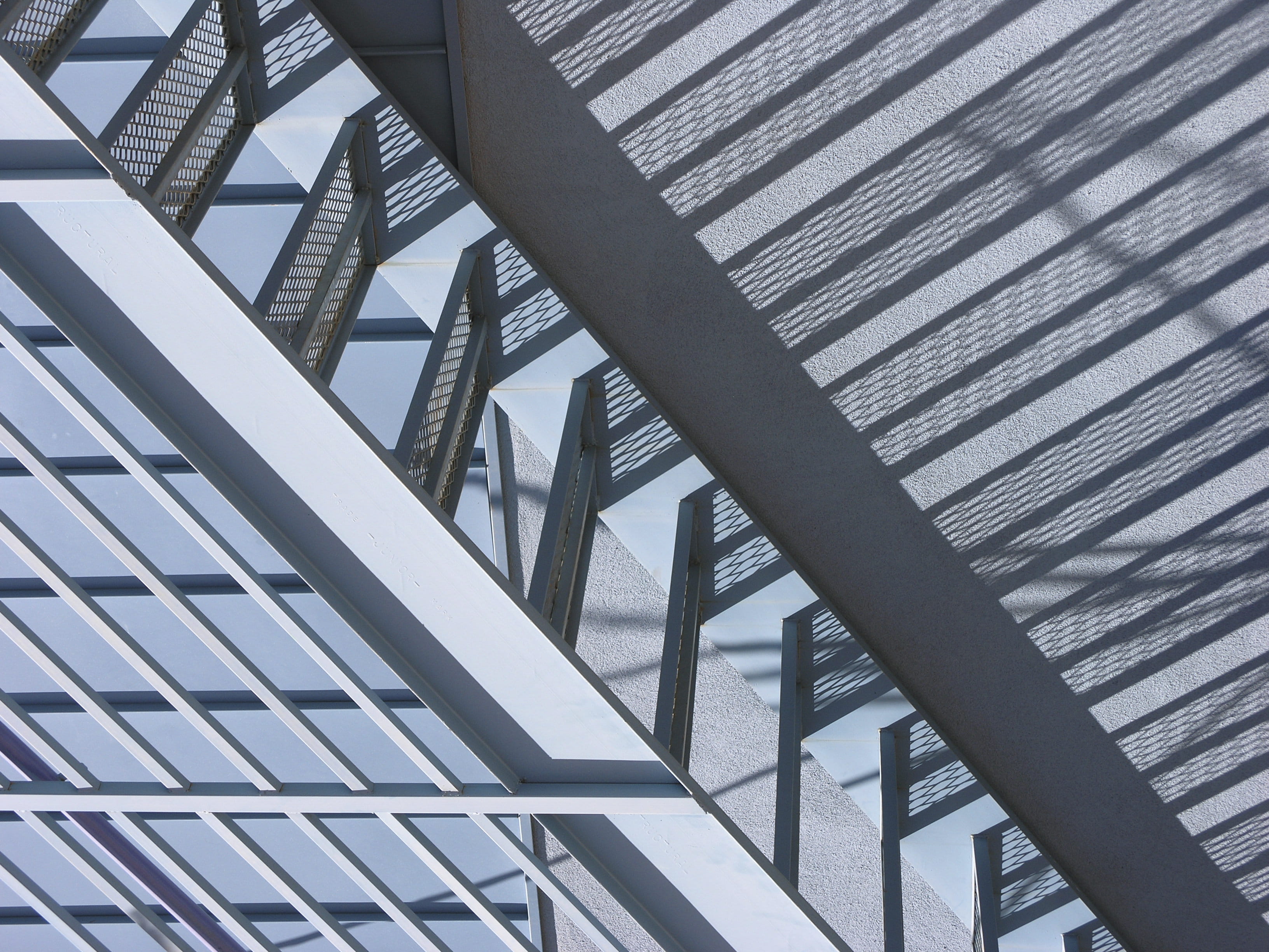 skylight, triangle, 2K, factory, nature, corridor, handrail, directly below, sunlight, architecture, pattern, roof, outdoors, architectural feature, office building, HD Wallpaper