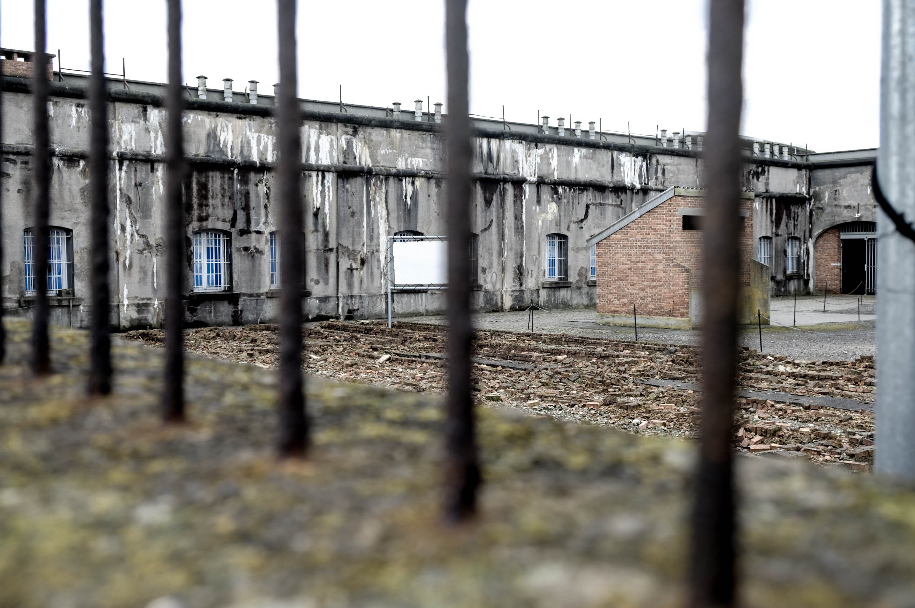 selective focus, banister, brick, desolation, breendonk, playground, focus on background, protection, built structure, handrail, wall - building feature, HD Wallpaper