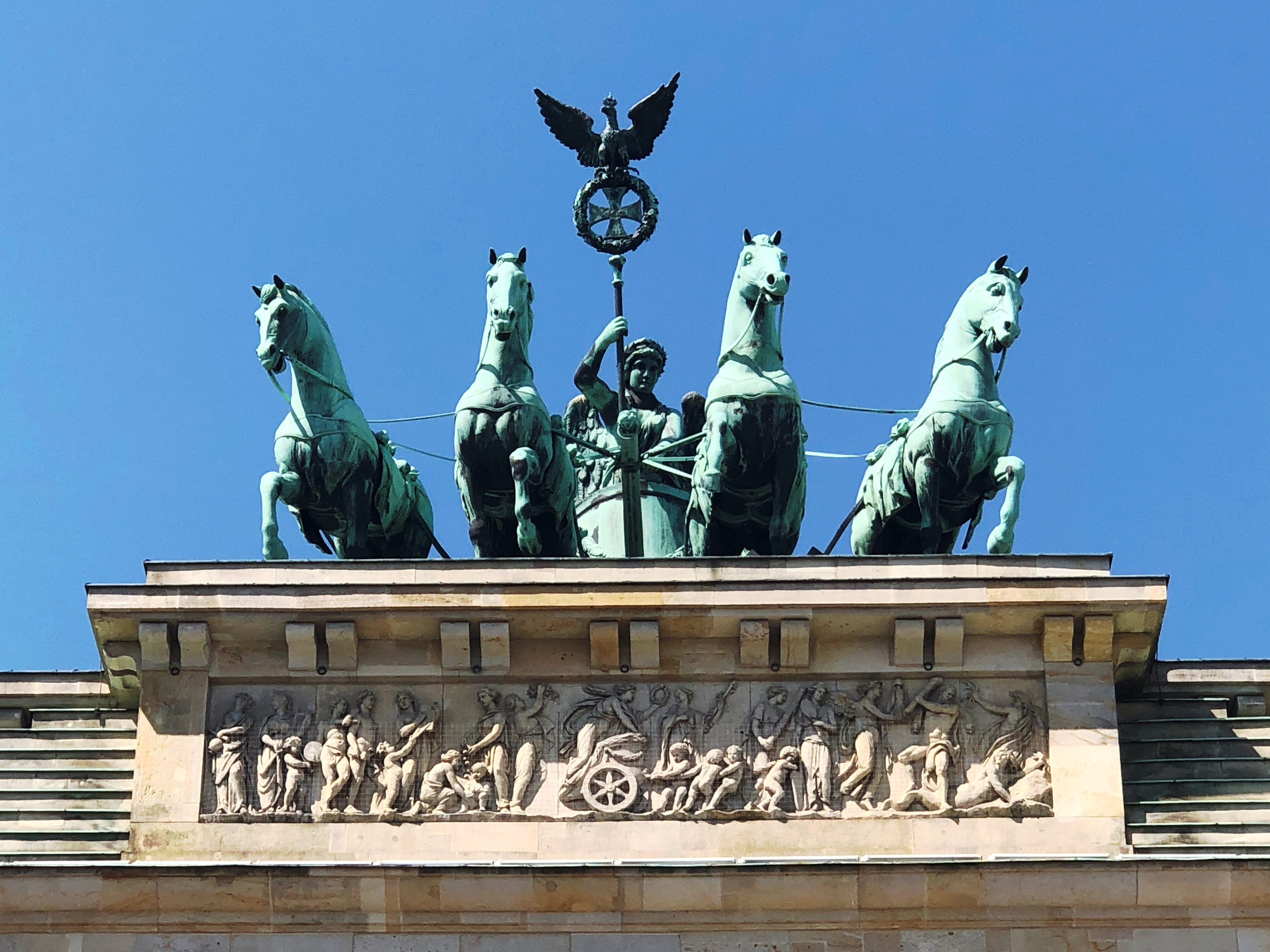livestock, creativity, representation, unter den linden, travel destinations, outdoors, berlin, sculpture, city gate, male likeness, clear sky, statue, HD Wallpaper