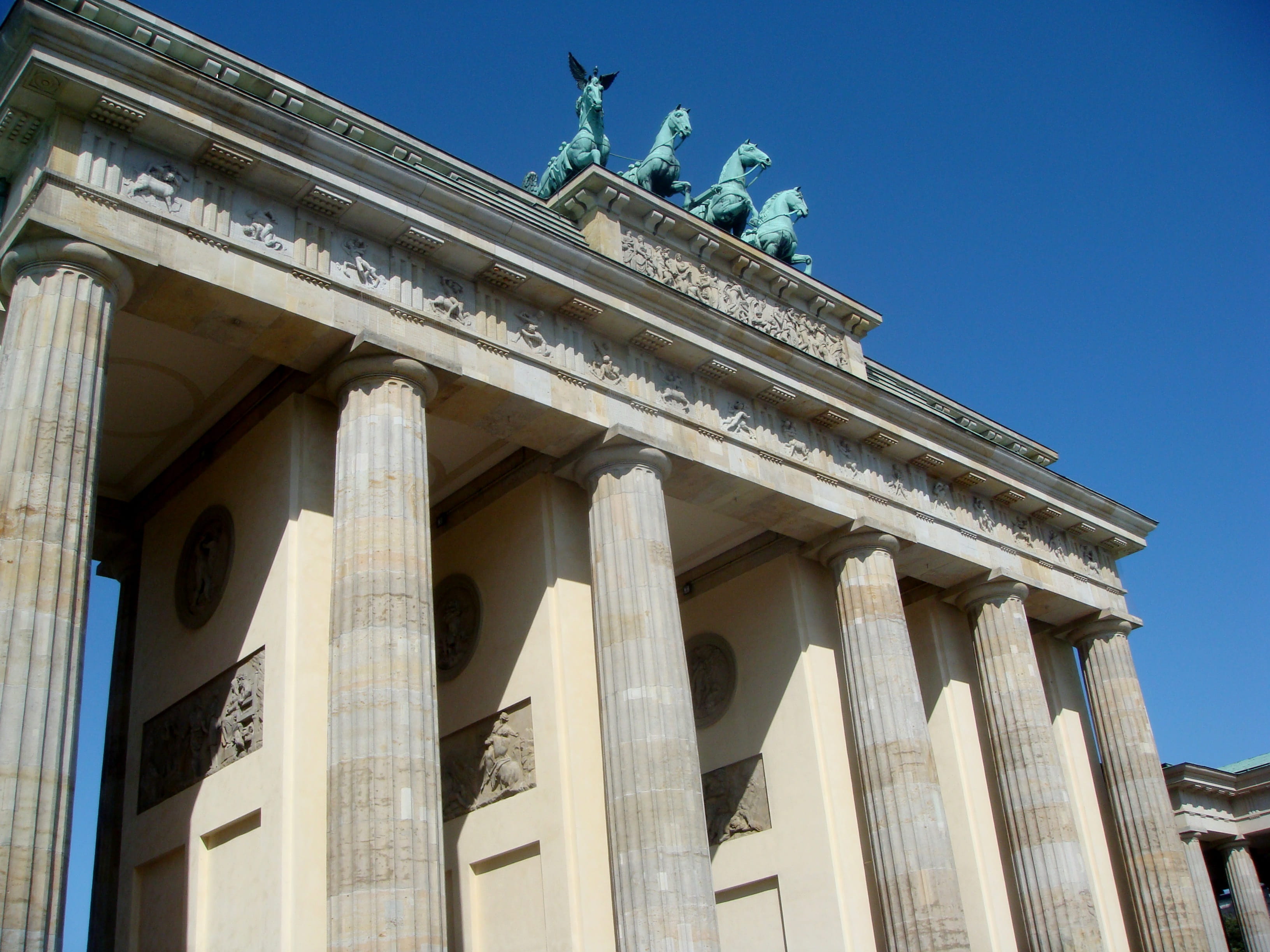 2K, daytime, tourism, the past, outdoors, classical Style, germany, sculpture, statue, clear sky, famous Place, four, berlin, sky, Brandenburger Tor, history, HD Wallpaper