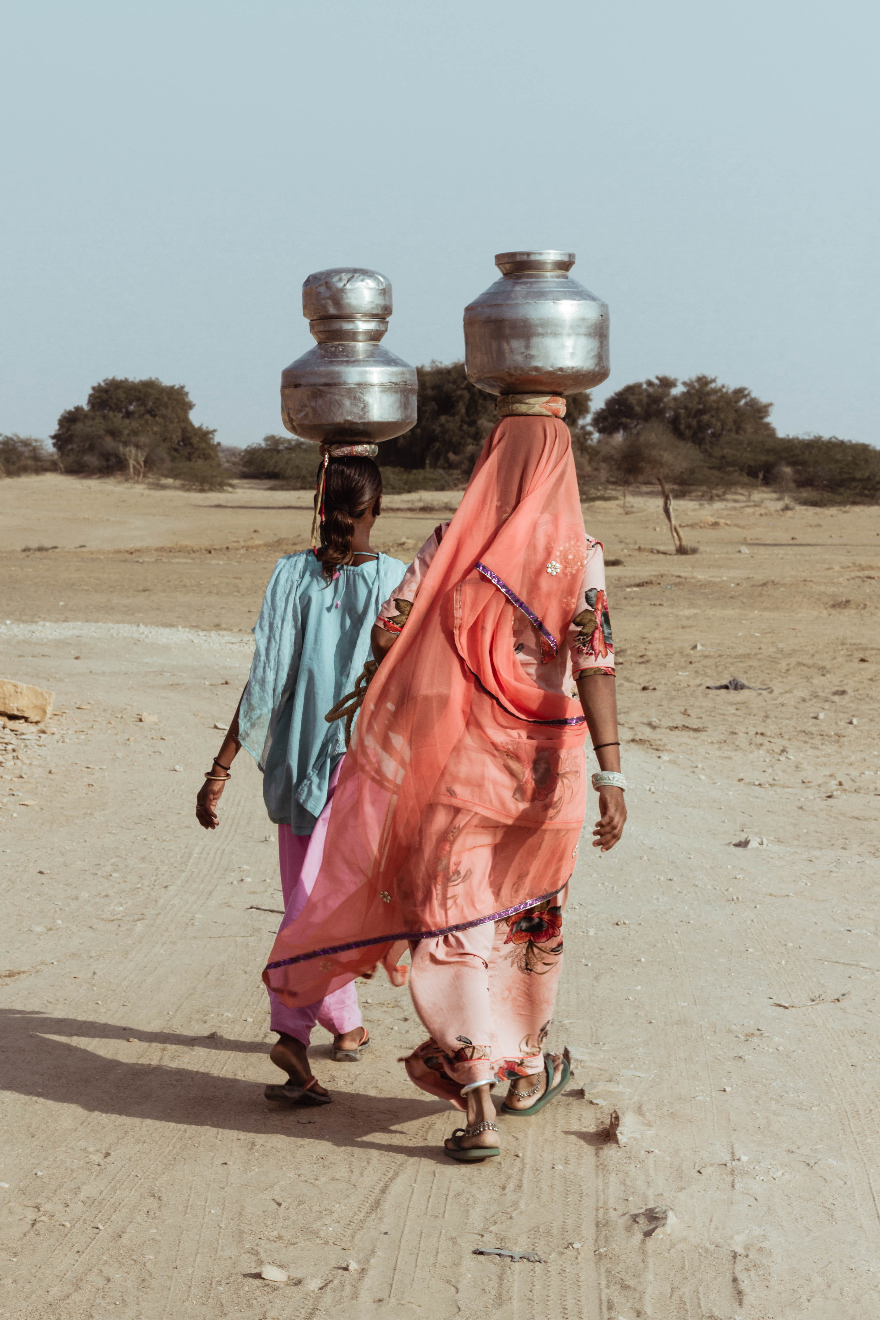 nature, silk, coat, art and craft, dresses, women, day, walking, container, s, human representation, girl, blue, ground, rajasthan, woman, land, 4K, desert, Phone HD Wallpaper