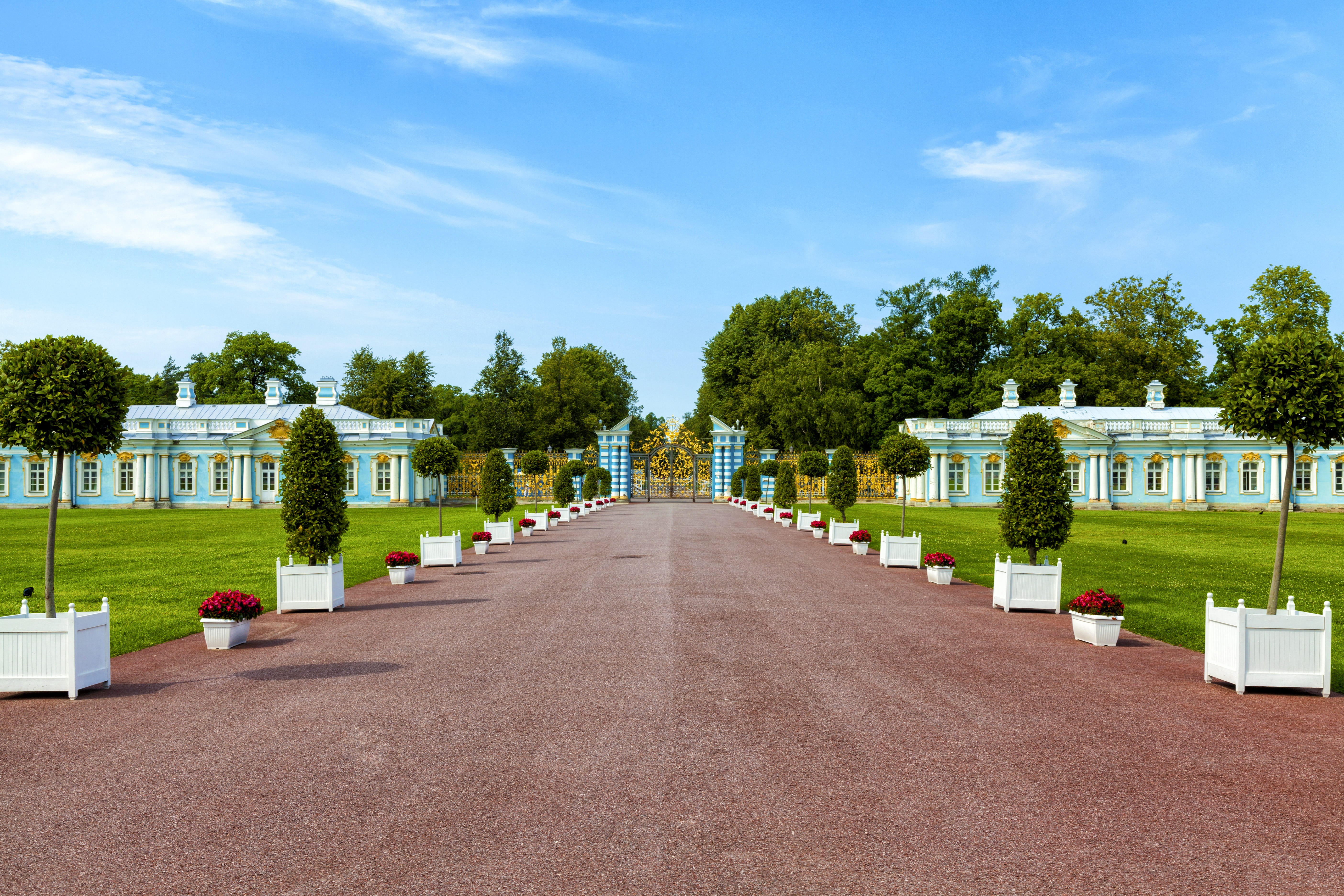 5K, garden, incidental people, nature, house, summer palace, footpath, built structure, building, building exterior, places of interest, diminishing perspective, HD Wallpaper