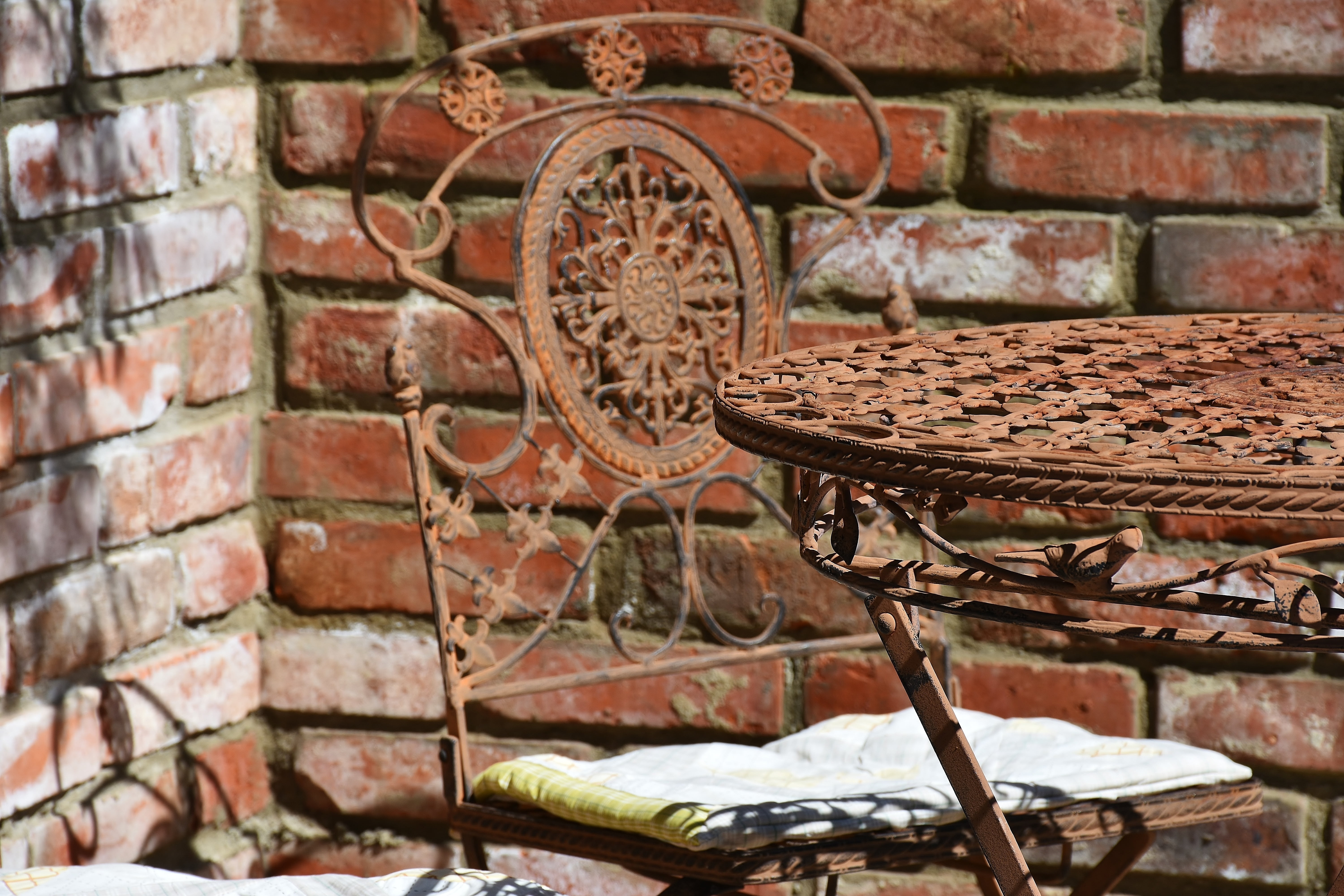 chair, 5K, outdoors, old, wall brick wall, pattern, garden chair, table, wall - Building Feature, day, absence, metal, design, focus on foreground, noble, HD Wallpaper