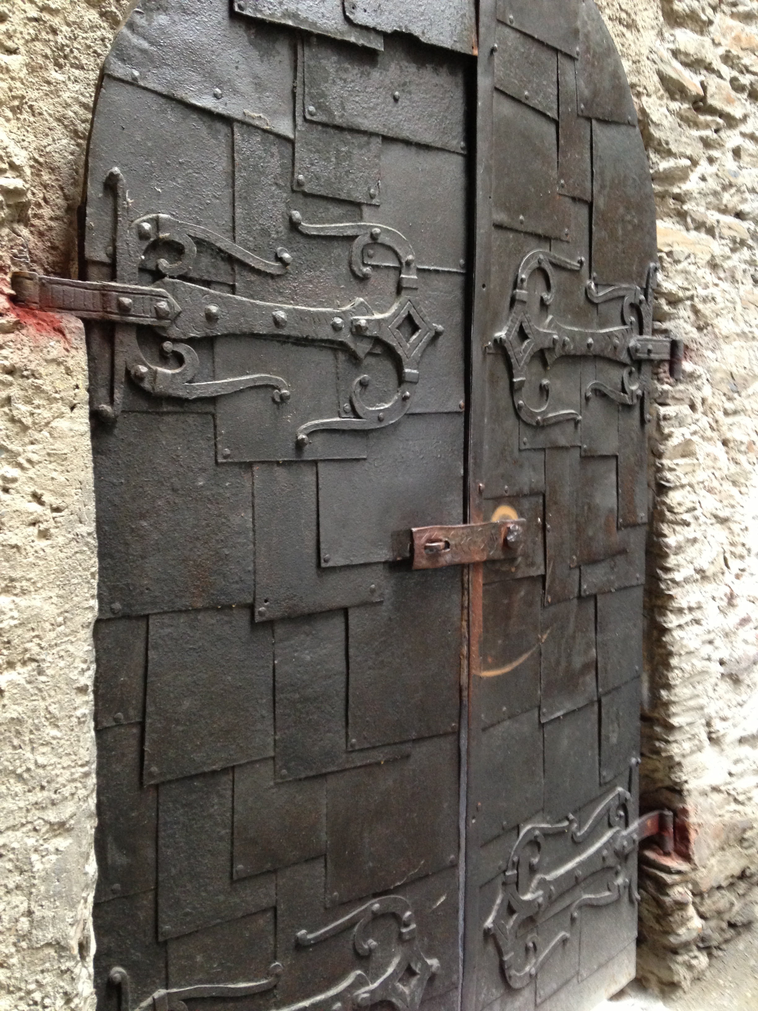 closed, building exterior, middle ages, no people, close-up, metal fitting, lock, castle, architecture, double door, old, security, wood - material, latch, Phone HD Wallpaper