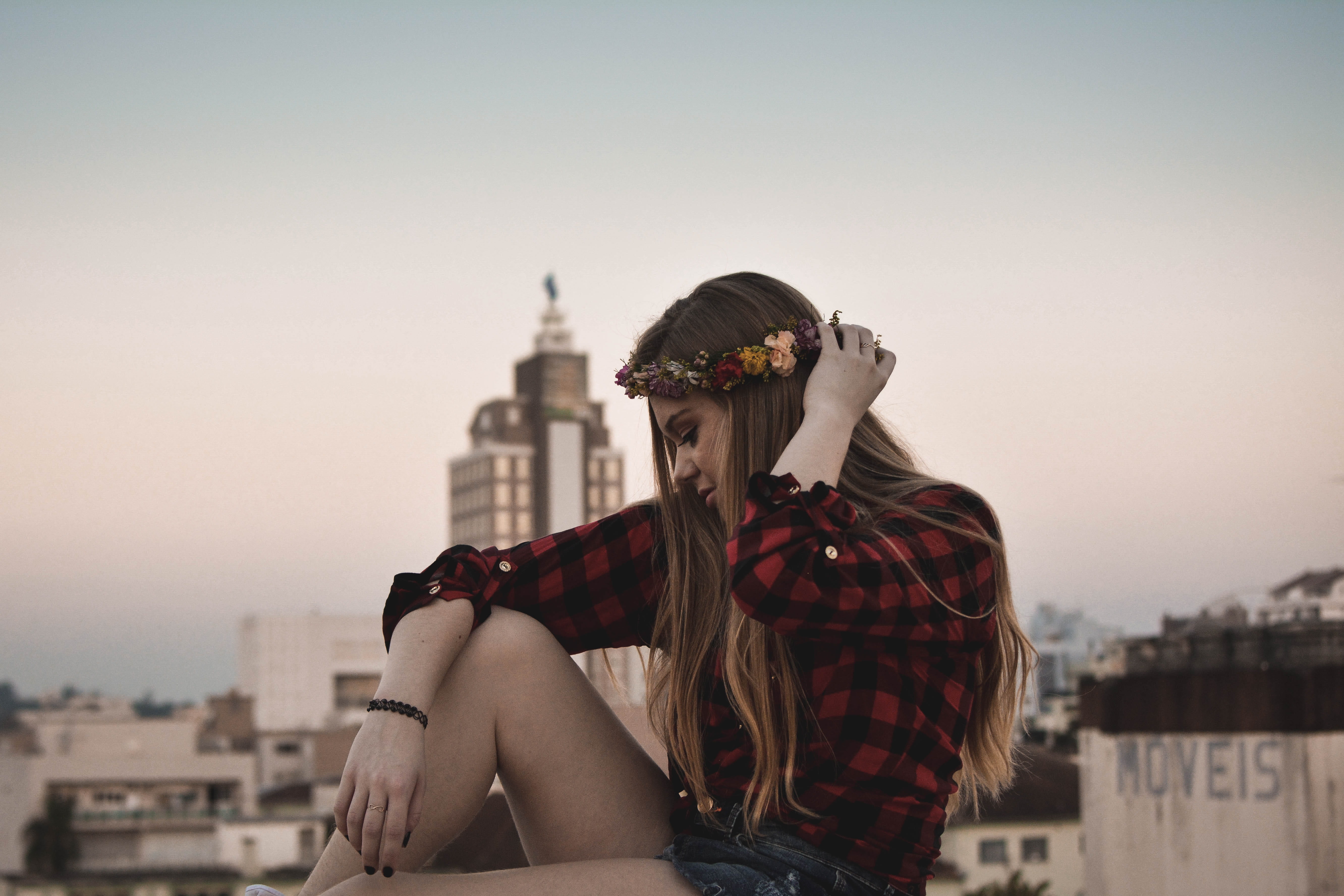 sport, leisure activity, pose, shirt, building exterior, city, crown, looking at view, architecture, building, built structure, black, flower, adult, cityscape, HD Wallpaper