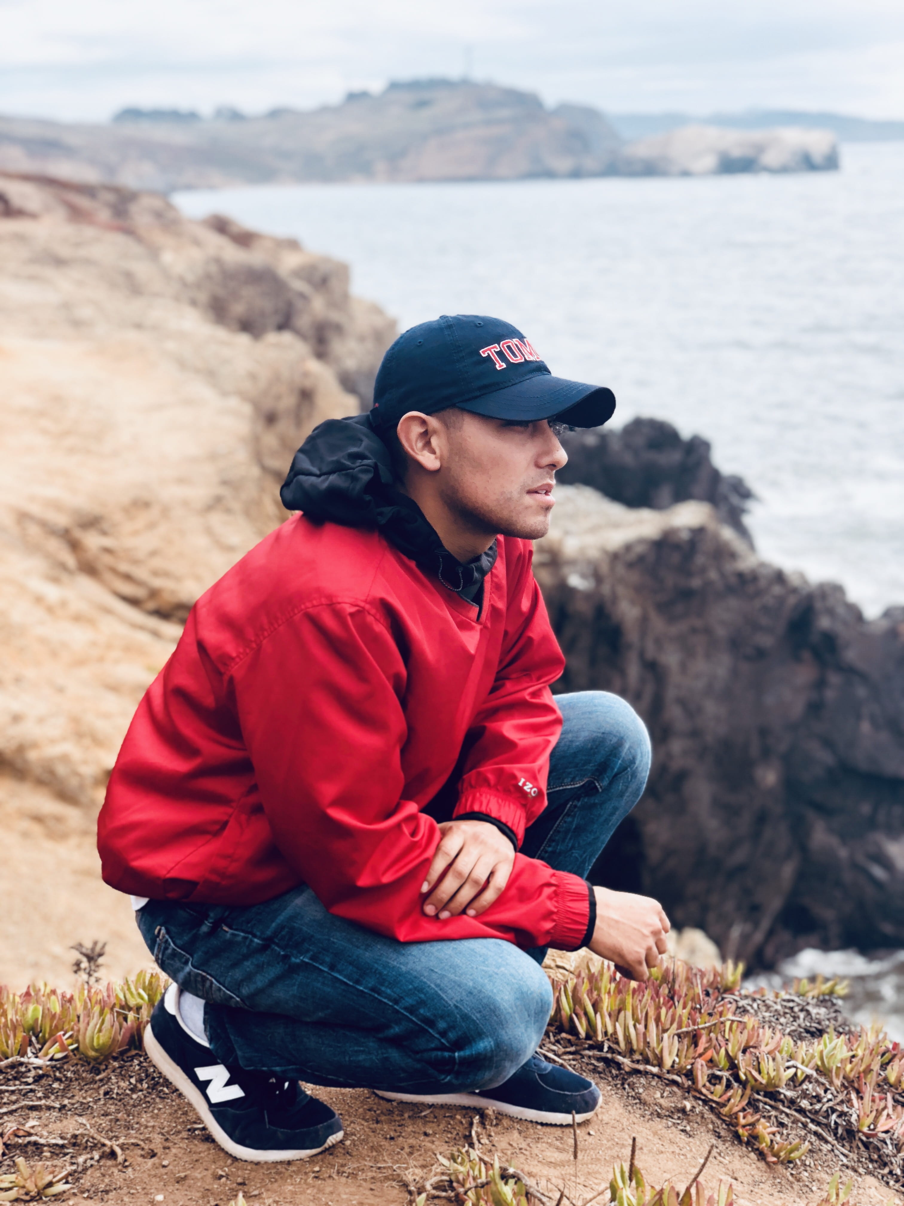 jacket, beauty in nature, clothing, outdoors, 4K, ocean, overview, cliff, day, leisure activities, men, looking, mountain, sitting, real people, leisure activity, Phone HD Wallpaper