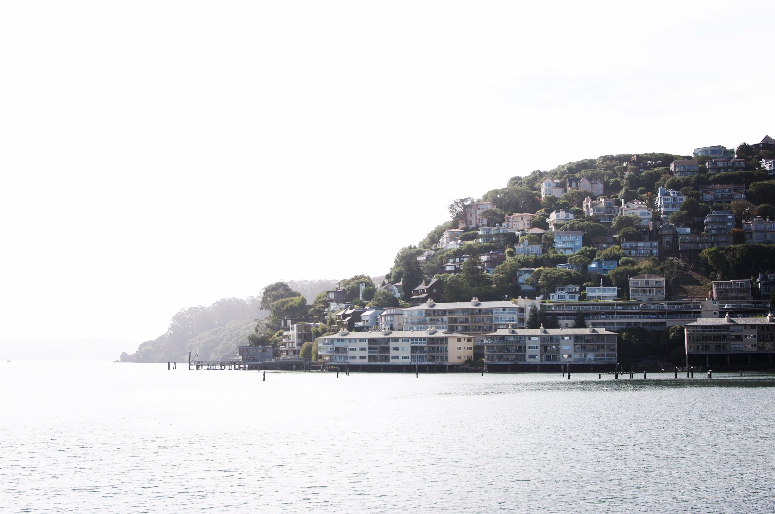 no people, residential district, built structure, waterfront, architecture, california, sausalito, sea, day, houses, building exterior, townscape, mountain, HD Wallpaper