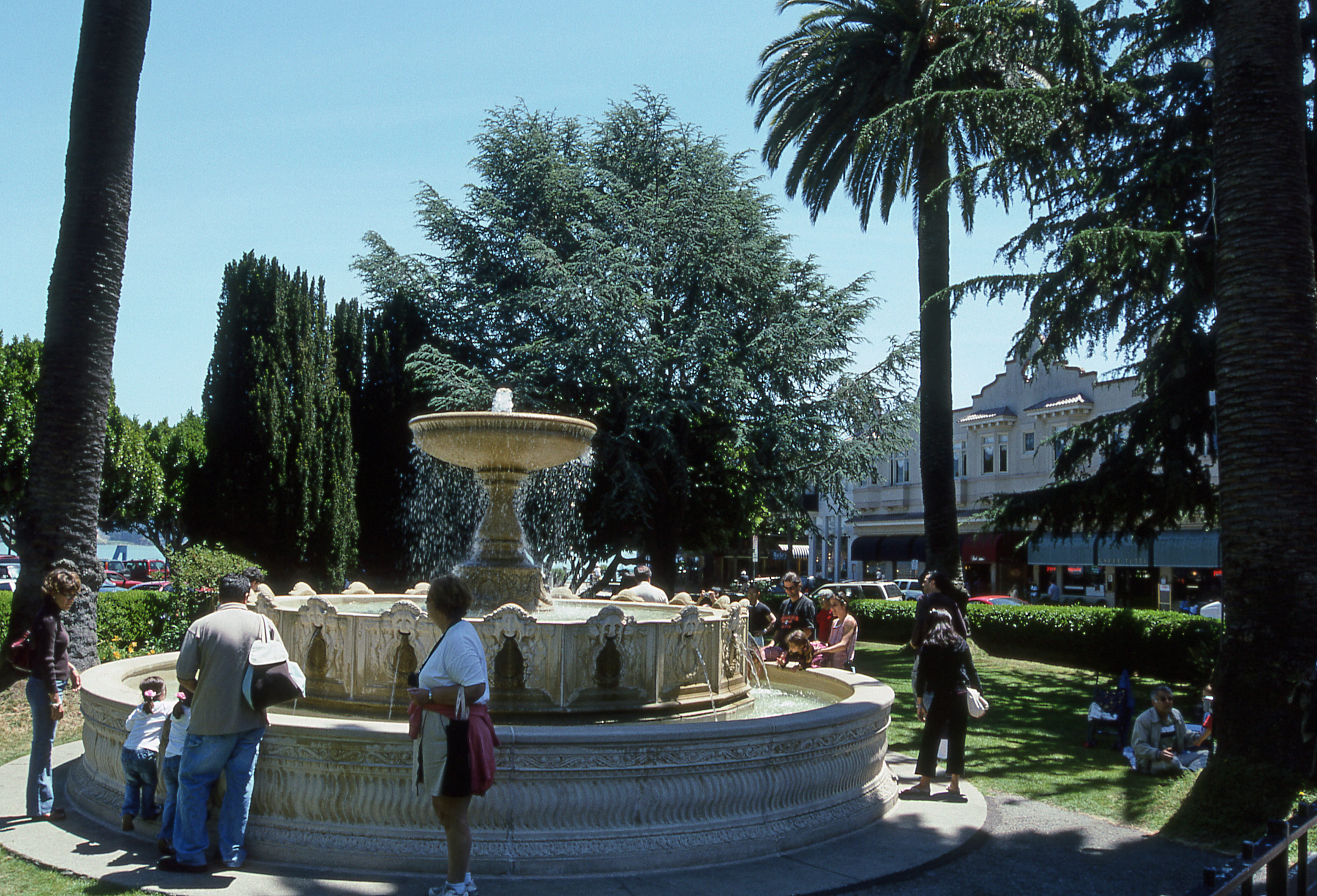 outdoors, real people, water, spraying, fountain, built structure, incidental people, park, nature, 4K, people, lifestyles, park - man made space, group of people, HD Wallpaper