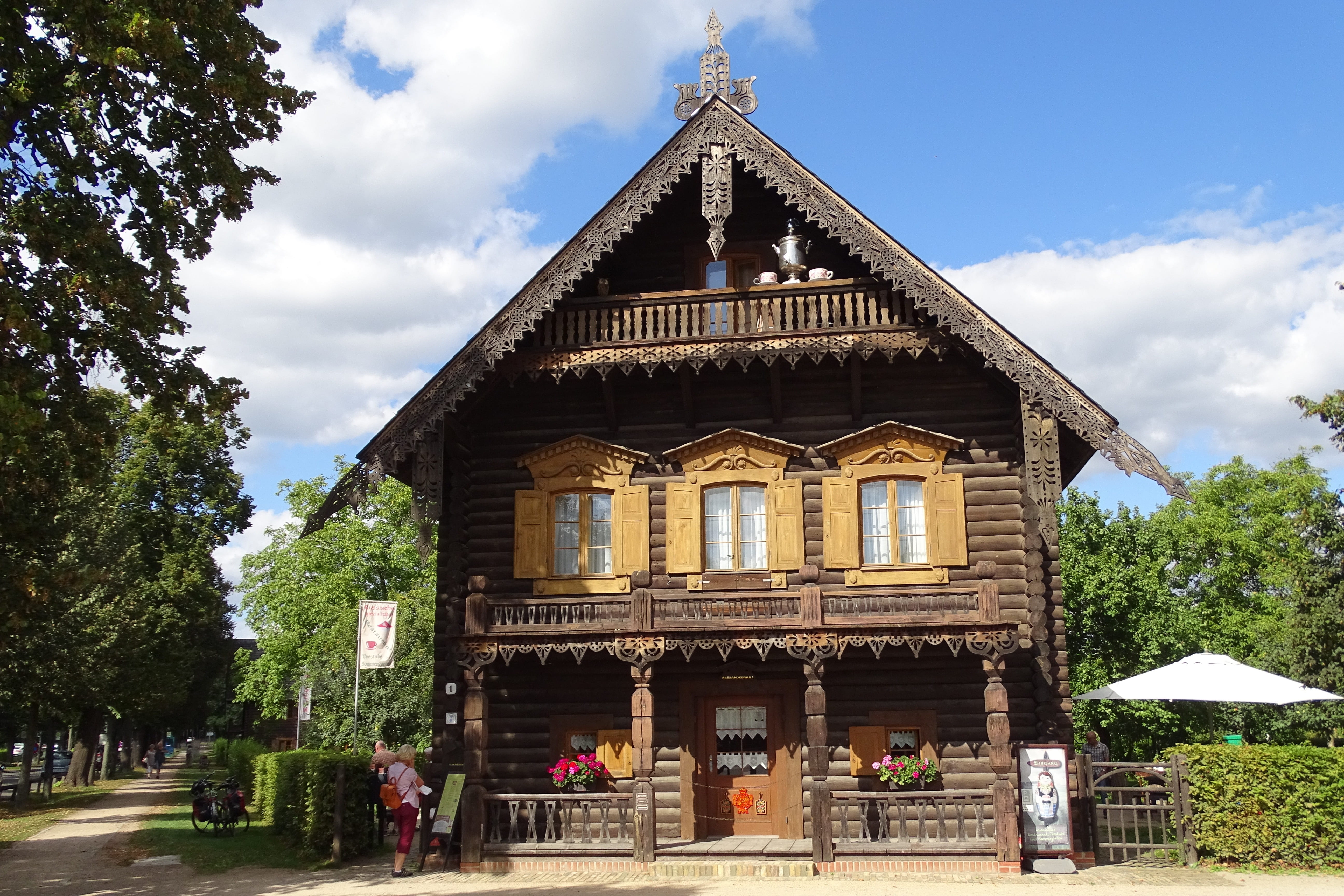 building, men, russian, outdoors, growth, women, carved, potsdam, wood carving, group of people, aleksandrovka, alexandrowka russian colony, tree, architecture, HD Wallpaper