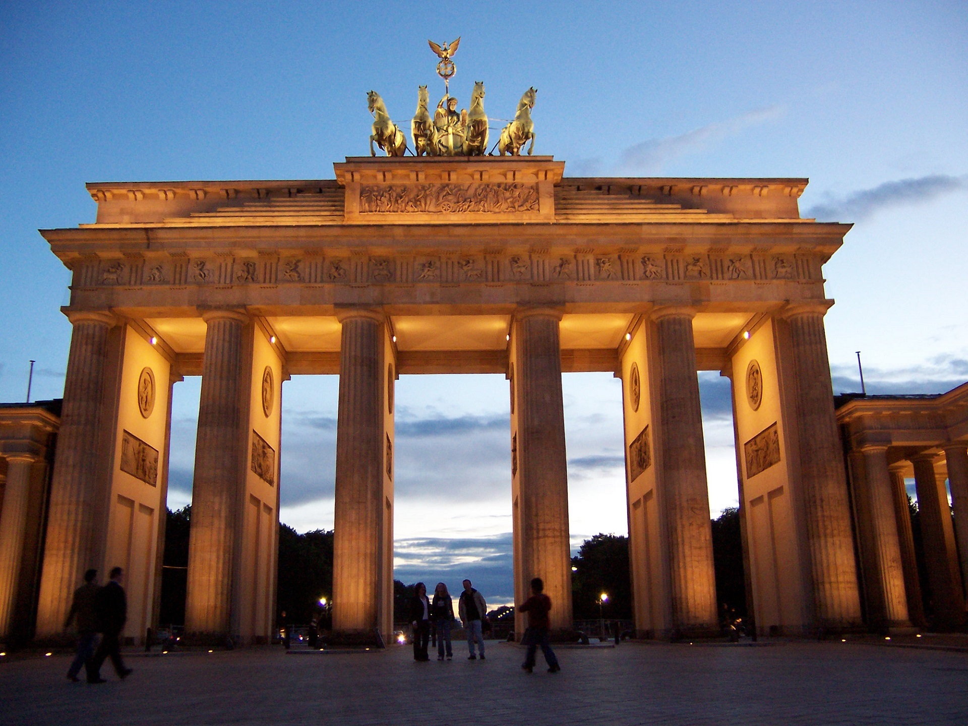 sky, europe, tourist, travel destinations, germany, urban, building exterior, quadriga, built structure, symbol, statue, sculpture, crowd, entrance, 1080P, HD Wallpaper