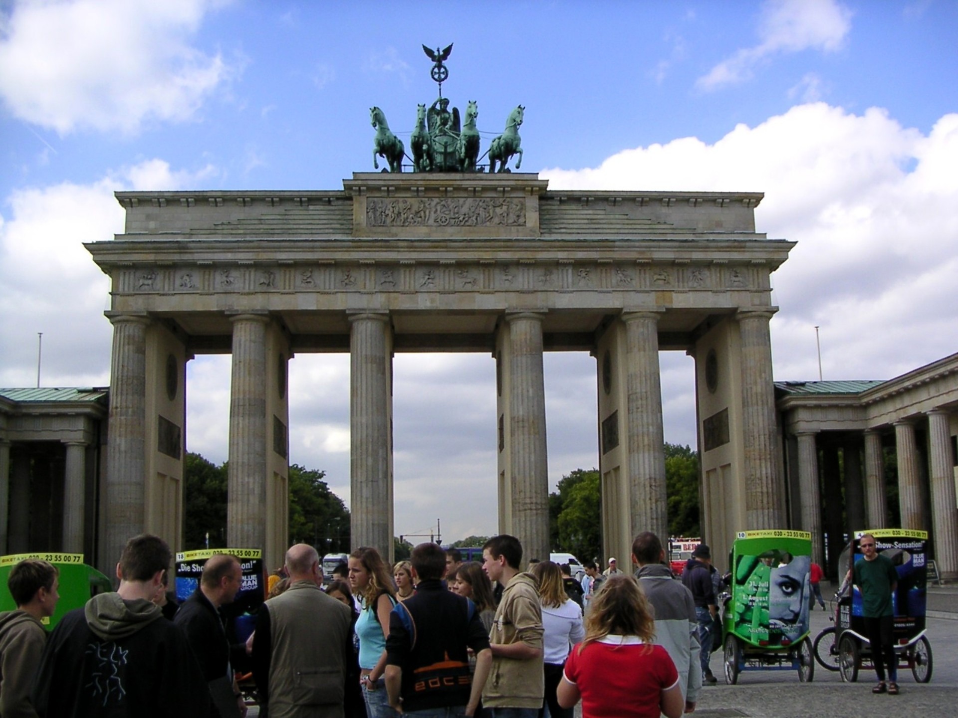 sculpture, architecture, brandenburg gate, architectural column, city, built structure, 1080P, statue, crowd, tourism, outdoors, travel destinations, quadriga, HD Wallpaper