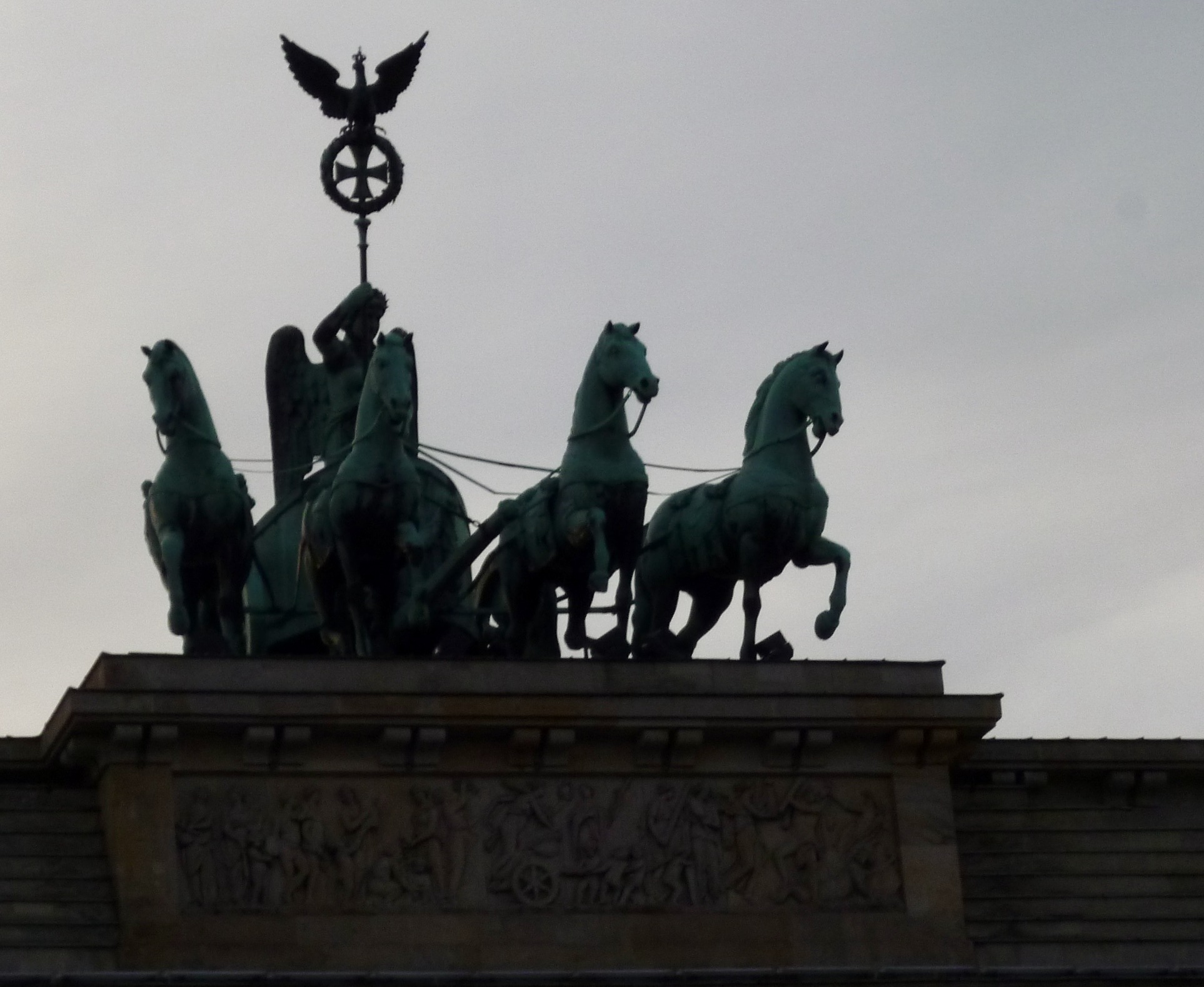 city gate, animal wildlife, human representation, landmark, sculpture, outdoors, no people, 1080P, male likeness, the past, art and craft, low angle view, HD Wallpaper