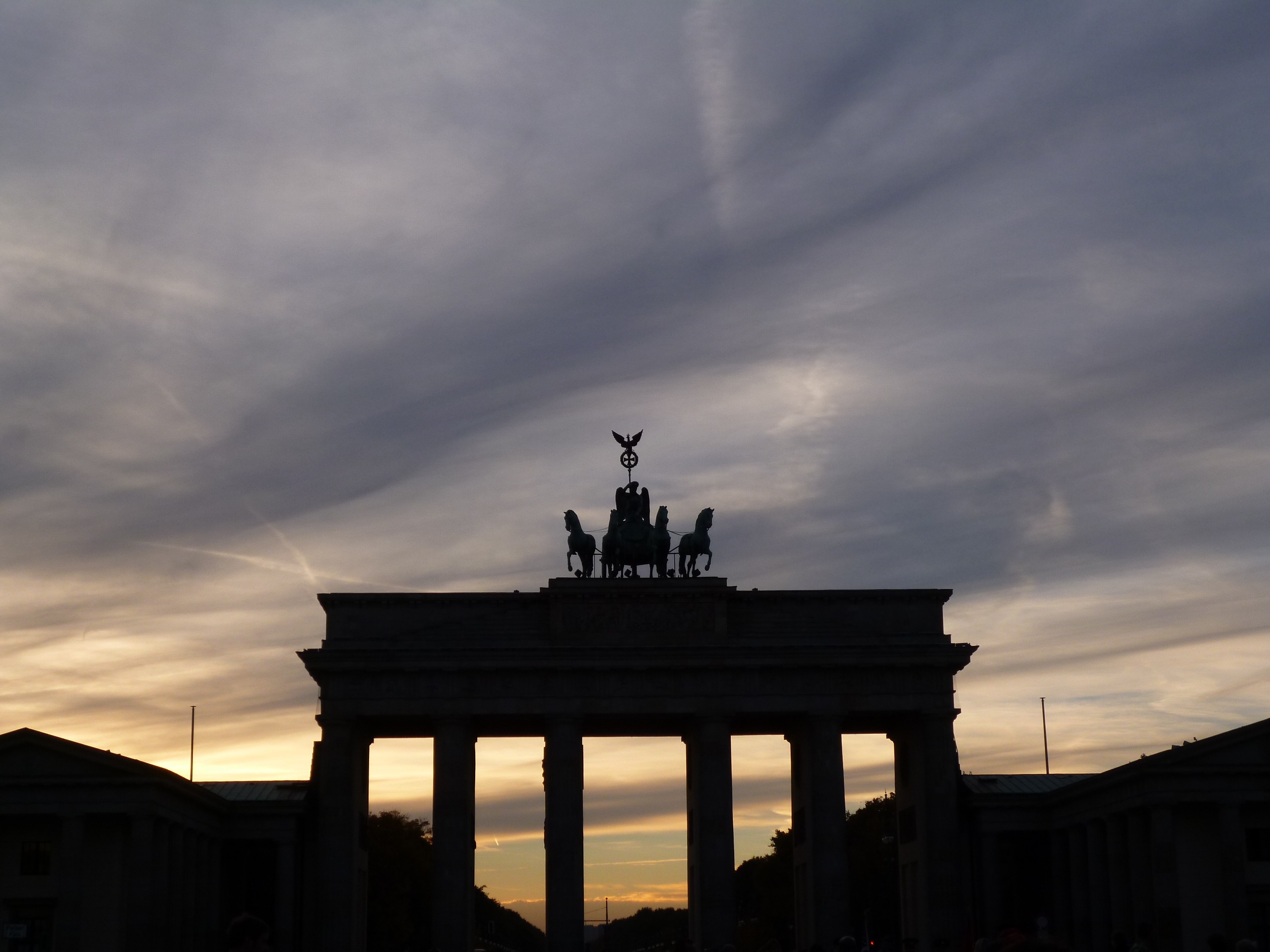 berlin, tourism, brandenburg gate, architecture, architectural column, city, statue, built structure, building, neo-classical, sky, low angle view, landmark, HD Wallpaper