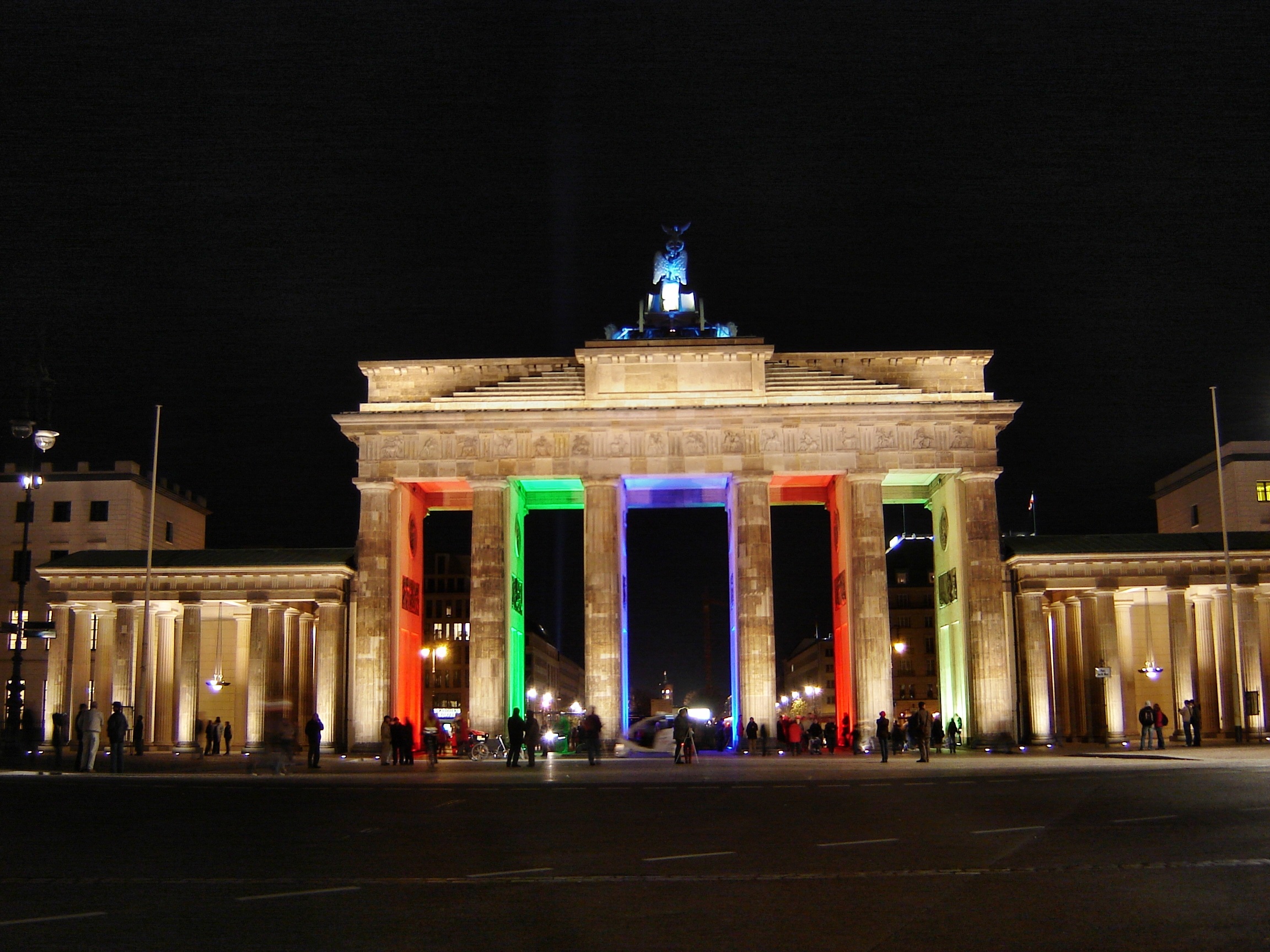 travel destinations, the past, building exterior, illuminated, city gate, night, architectural column, crowd, large group of people, city of lights, built structure, HD Wallpaper
