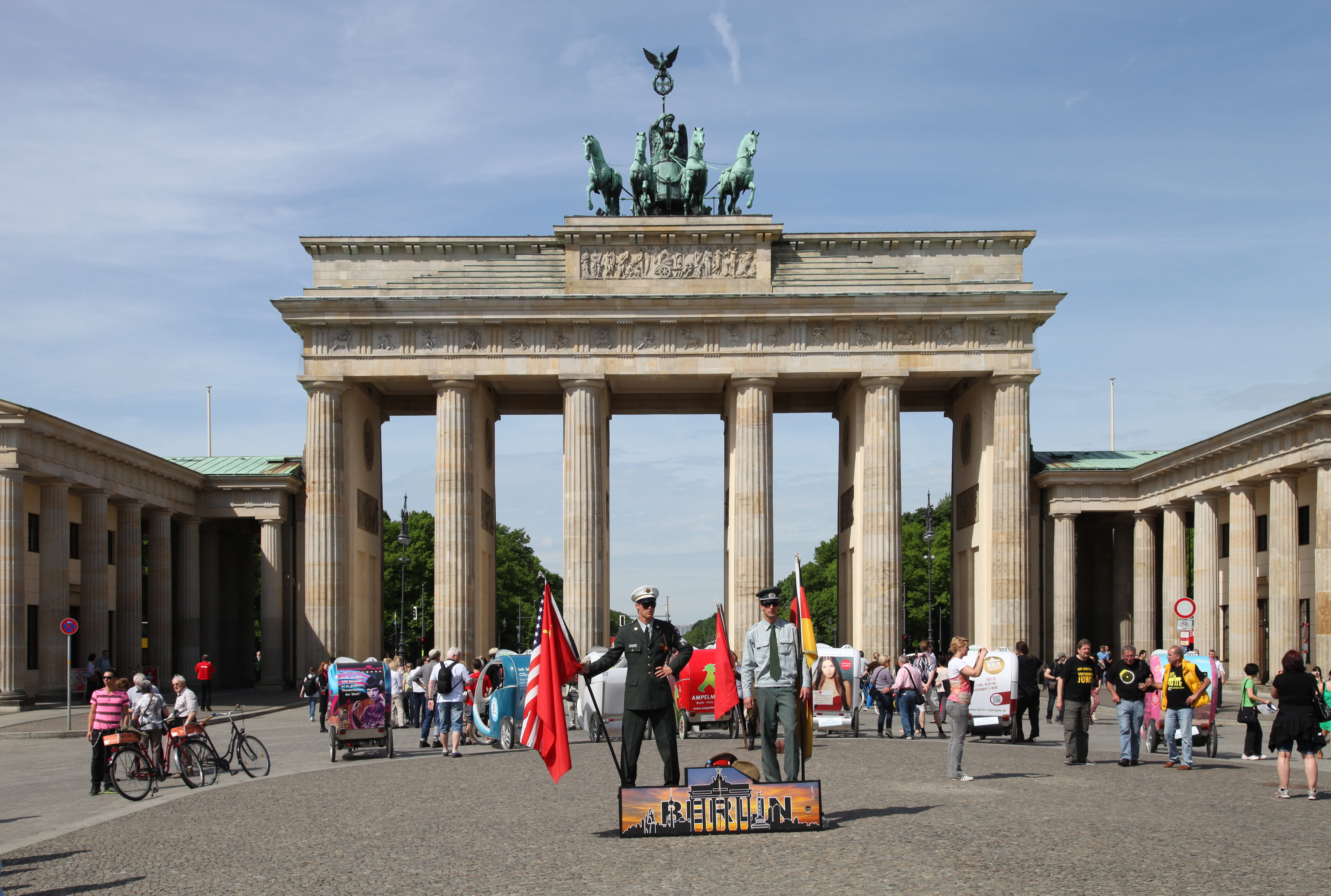 structures, architectural column, 5K, crowd, group of people, outdoors, brandenburg Gate, the past, built structure, berlin, building exterior, travel, HD Wallpaper