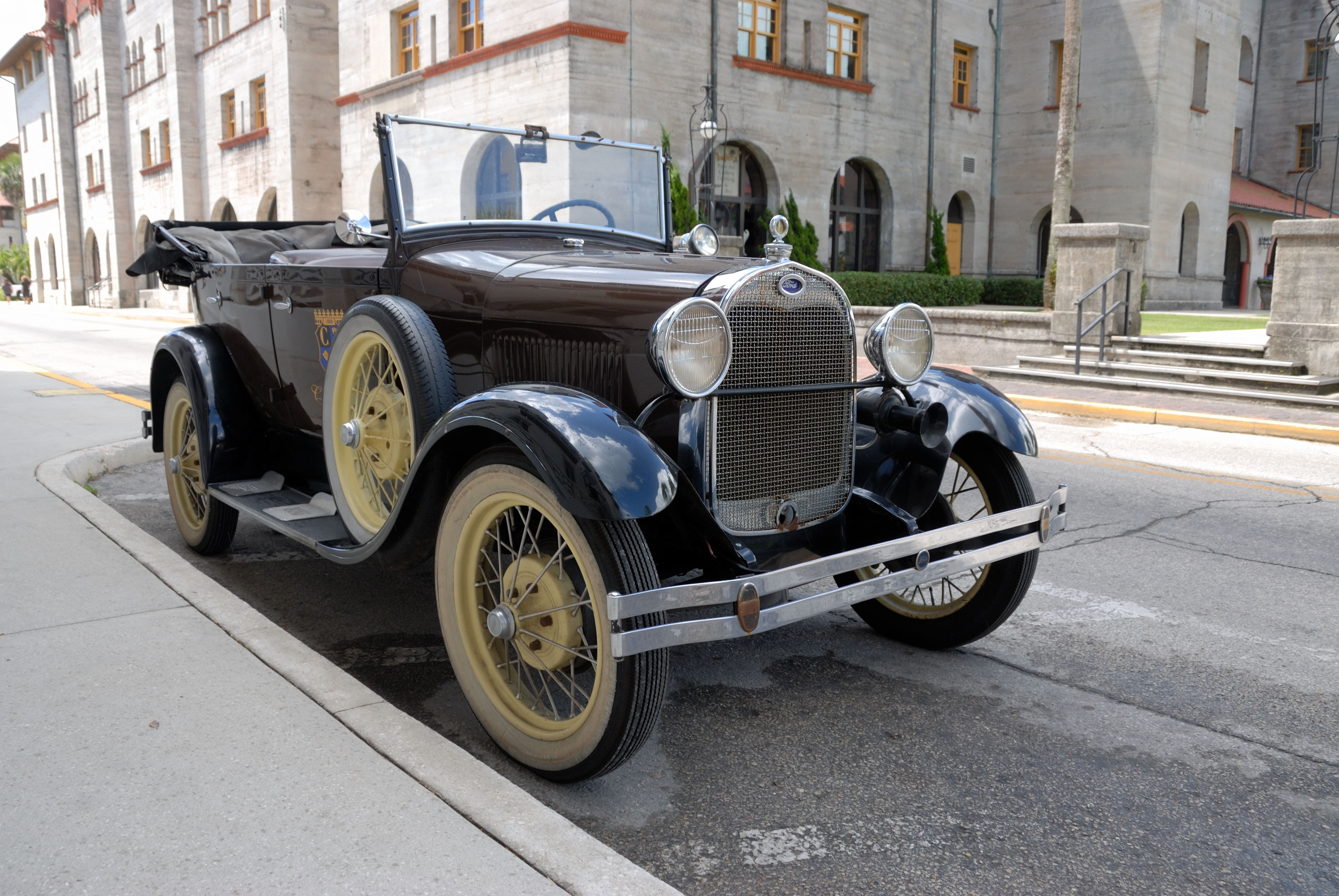 antique, show, day, shiny, built structure, road, wheel, city, car, building exterior, street, building, retro, motor, transportation, mechanical, outdoors, HD Wallpaper
