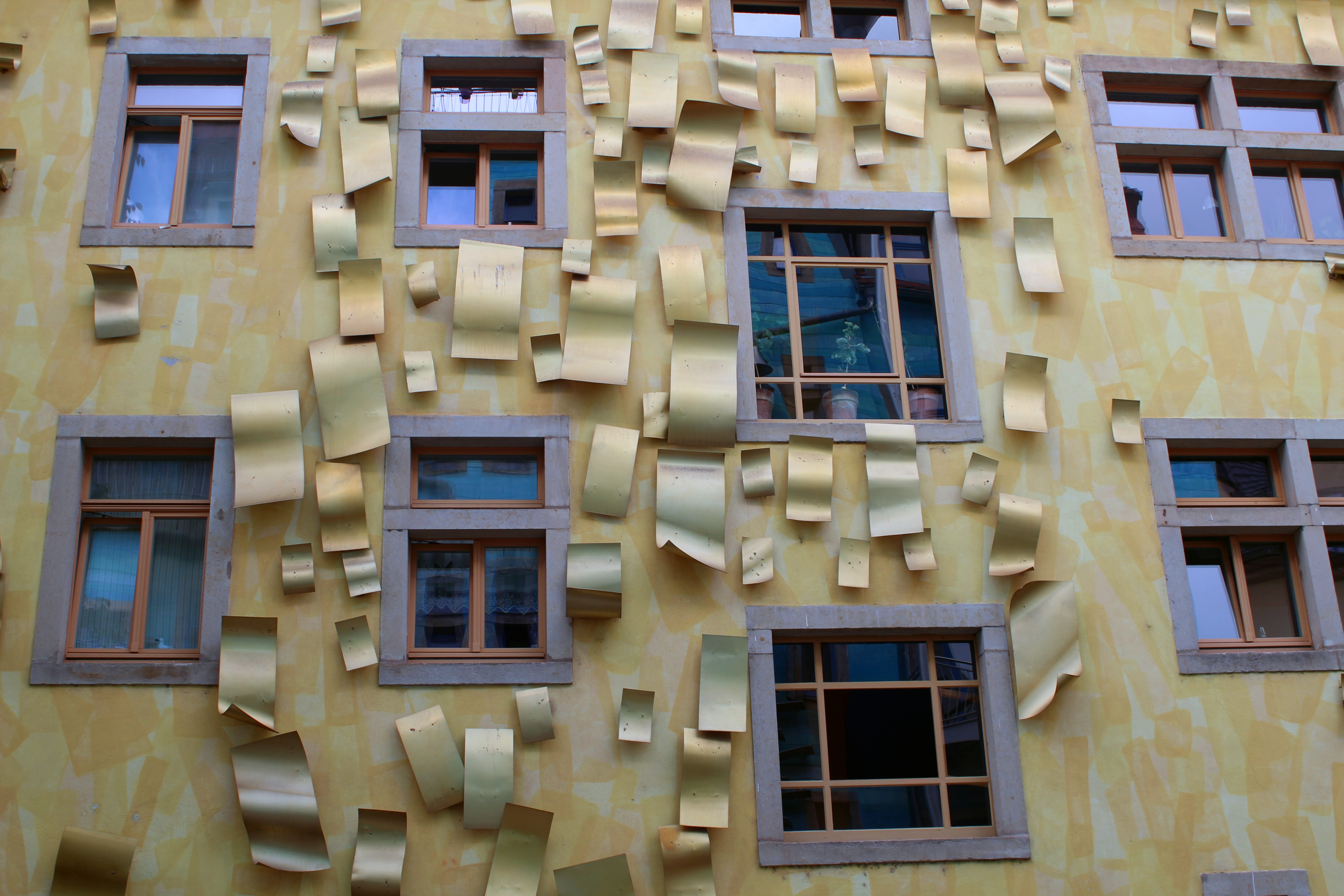 city, full frame, sunlight, residential district, no people, cute, Gold, live, outdoors, glass - material, 5K, Backyard, building, reflection, built structure, HD Wallpaper