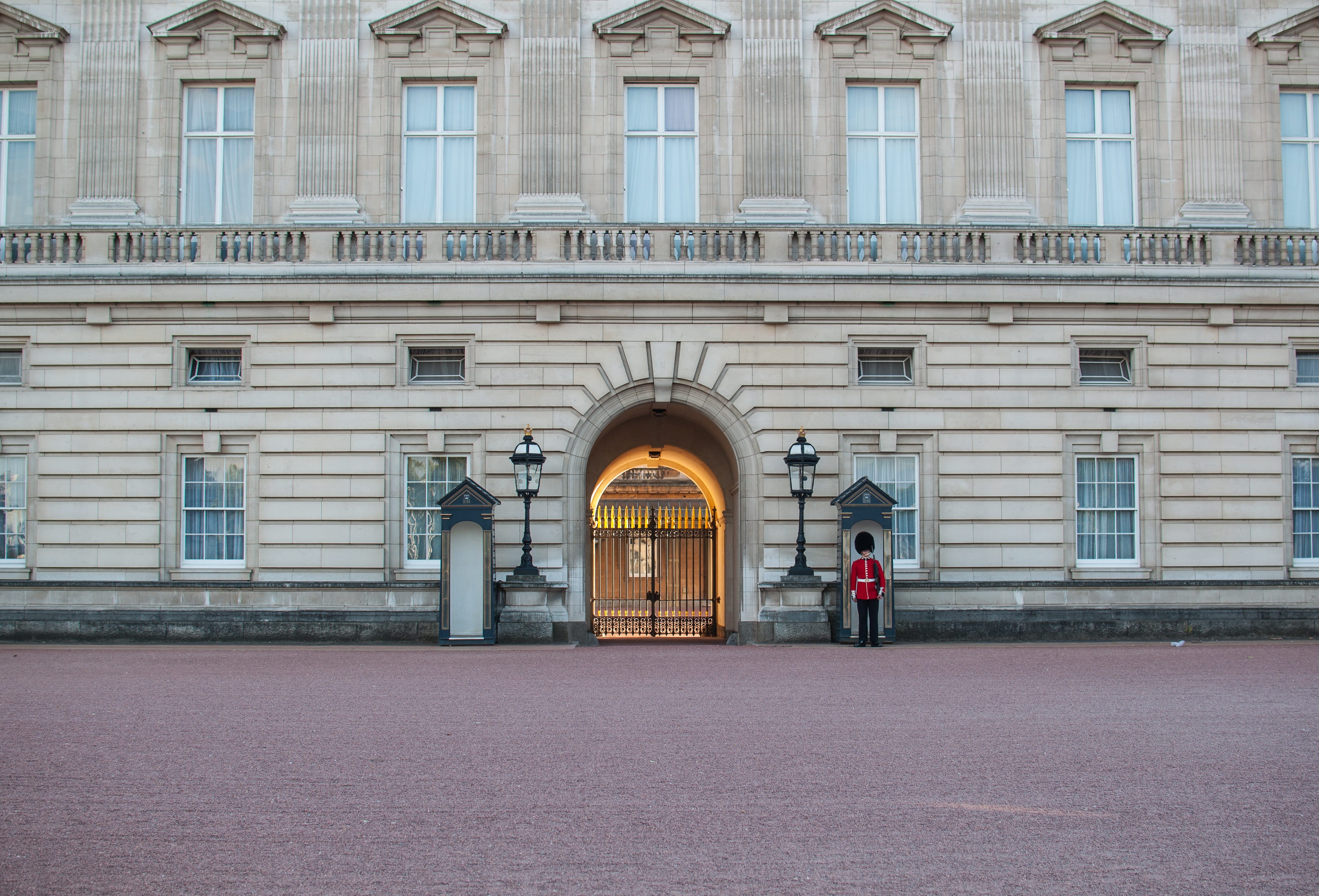 city, lifestyles, entrance, transportation, architecture, window, Buckingham, english, 4K, men, full length, London, architectural column, Palace, built structure, HD Wallpaper