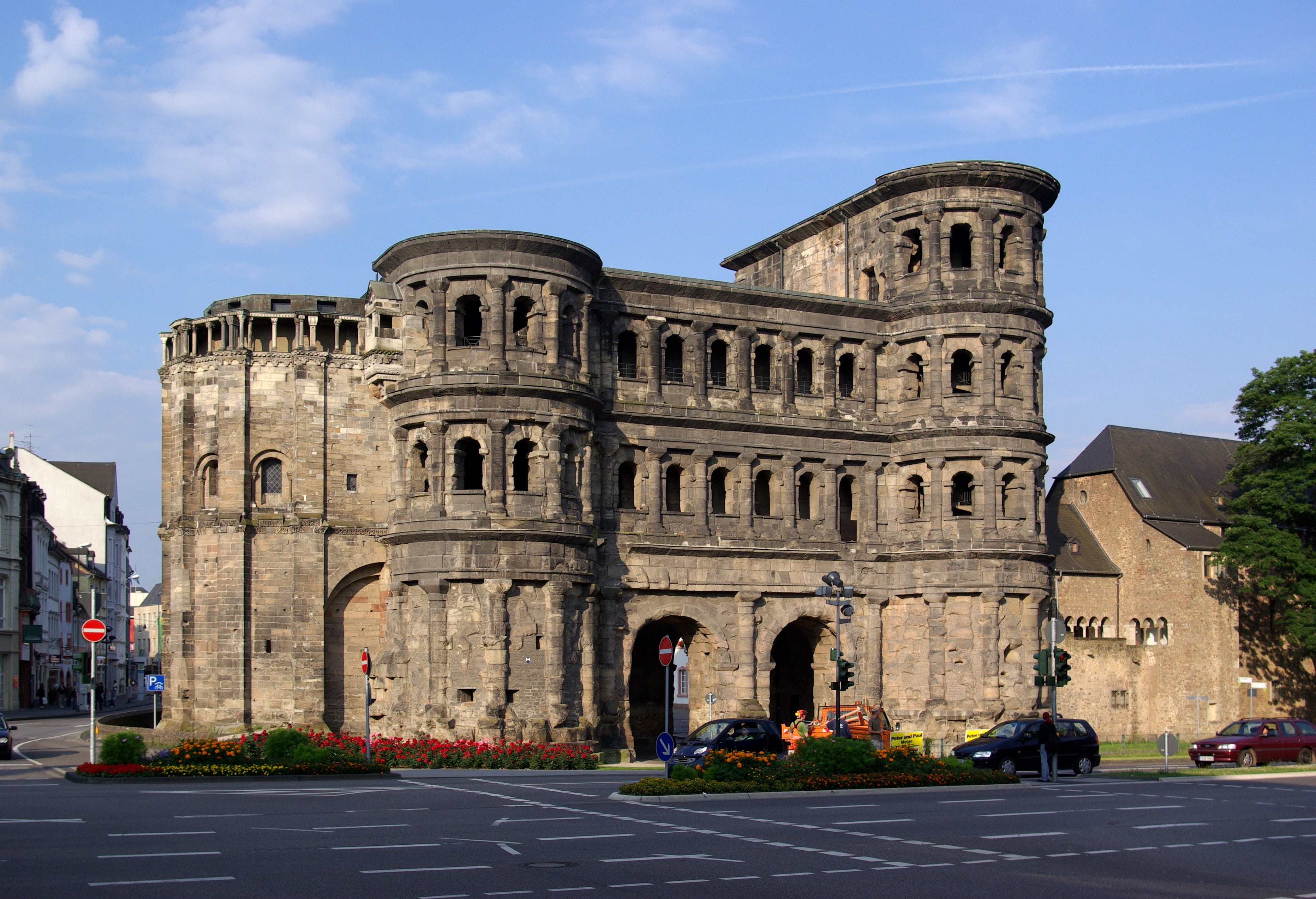 car, black gate, stone, roman, travel destinations, historic, city, architecture, incidental people, the past, history, landmark, transportation, trier, HD Wallpaper