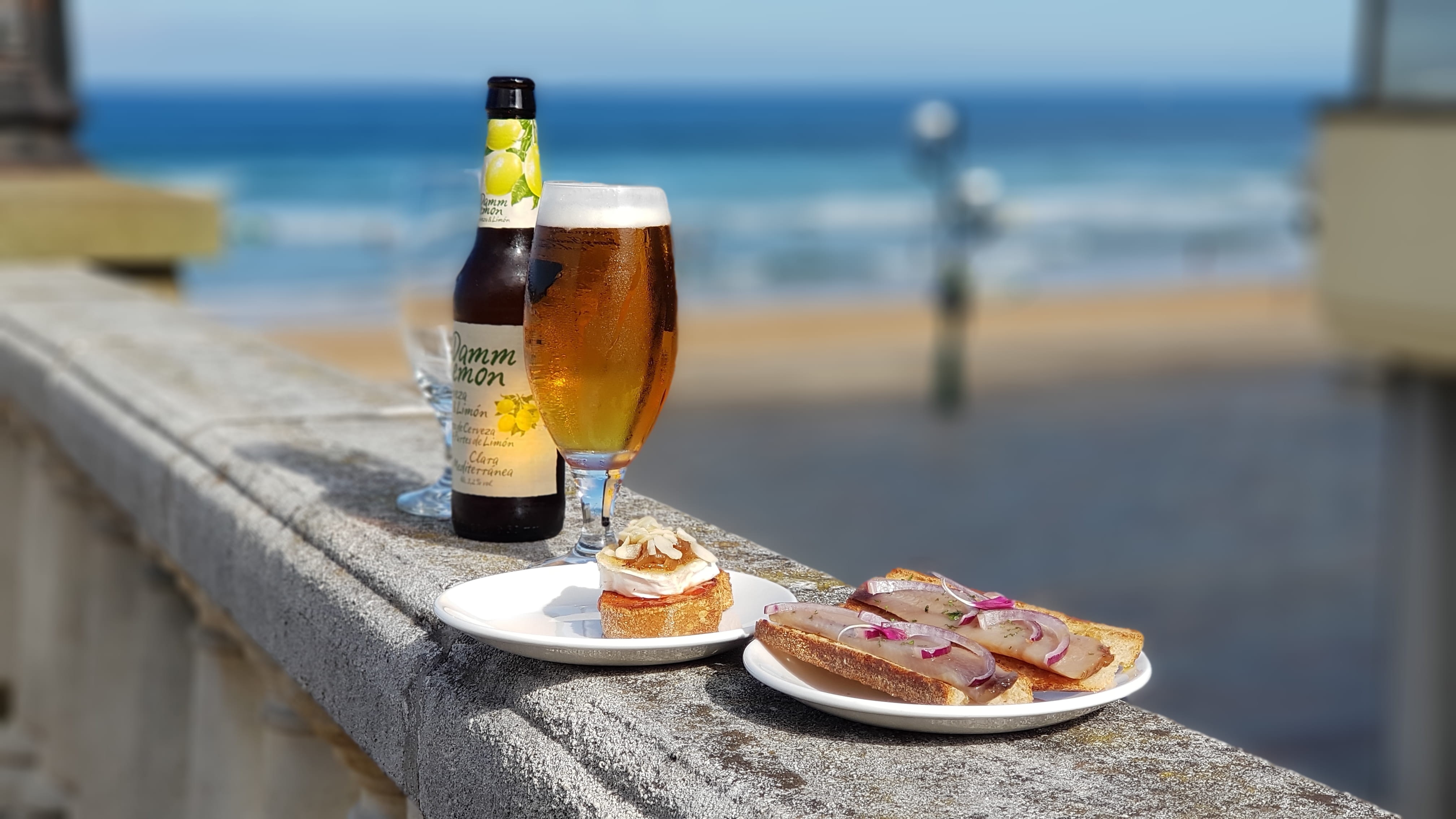 beer bottle, freshness, table, beer, bun, goblet, lager, meal, beside, cocktail, alcohol, bread, food, food and drink, water, beverage, daytime, railing, HD Wallpaper
