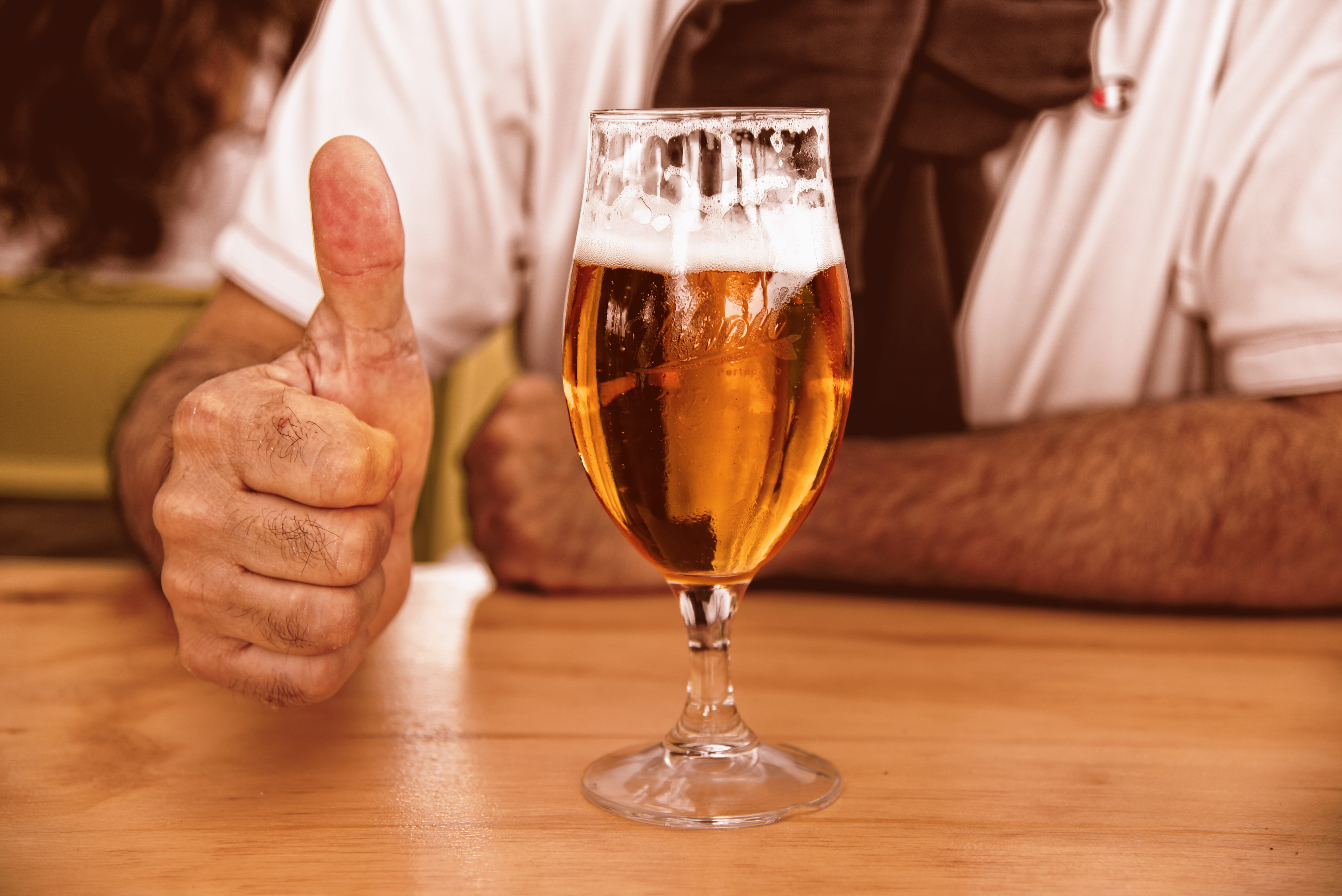 alcoholic beverage, filled, bar - drink establishment, beer - alcohol, holding, alcohol, one person, thumbs, gesturing, human body part, beside, refreshment, HD Wallpaper