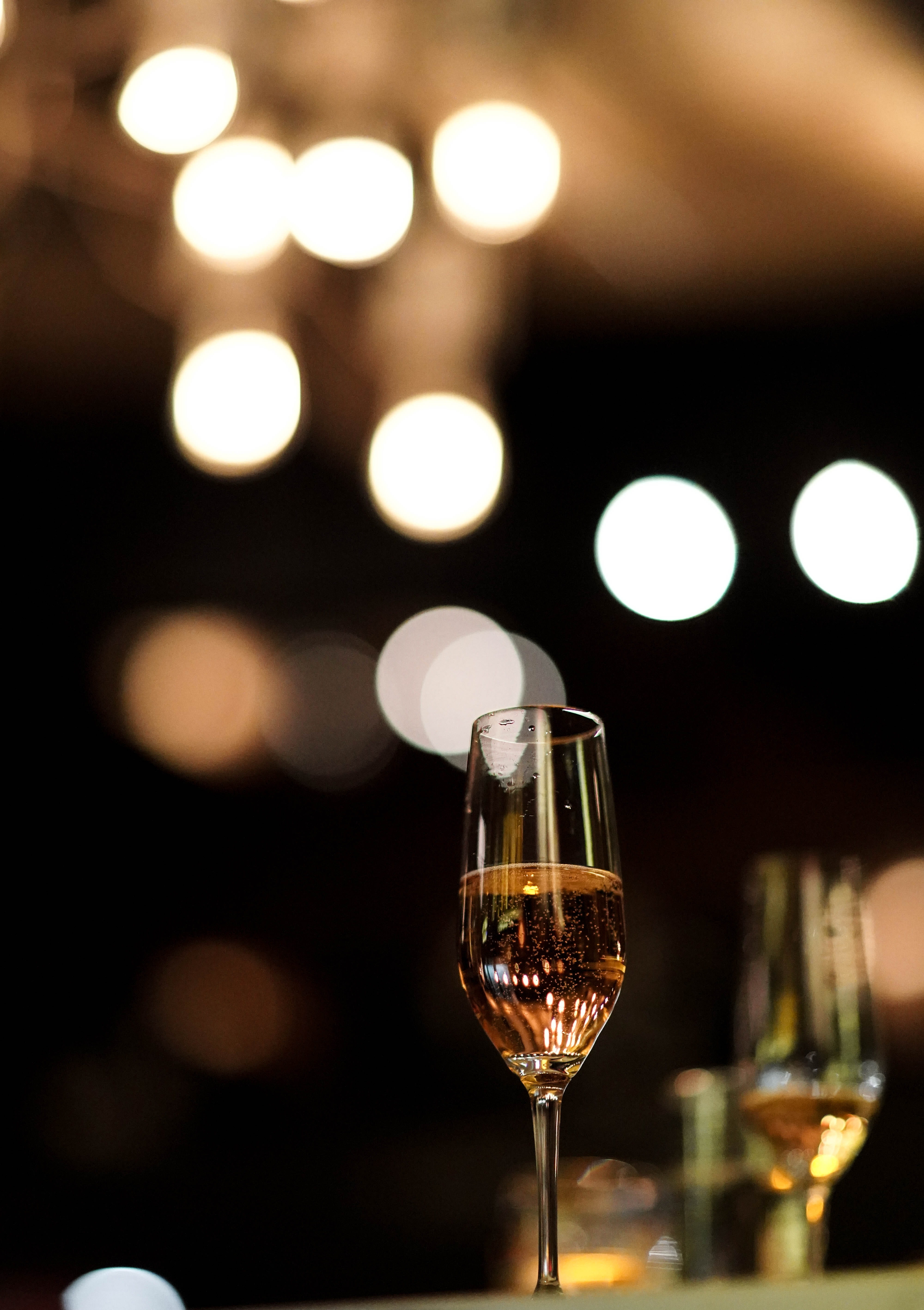 close-up, liquor, red wine, bar counter, glass - material, wine bottle, restaurant, beverage, goblet, night, focus on foreground, cocktail, night club, Phone HD Wallpaper