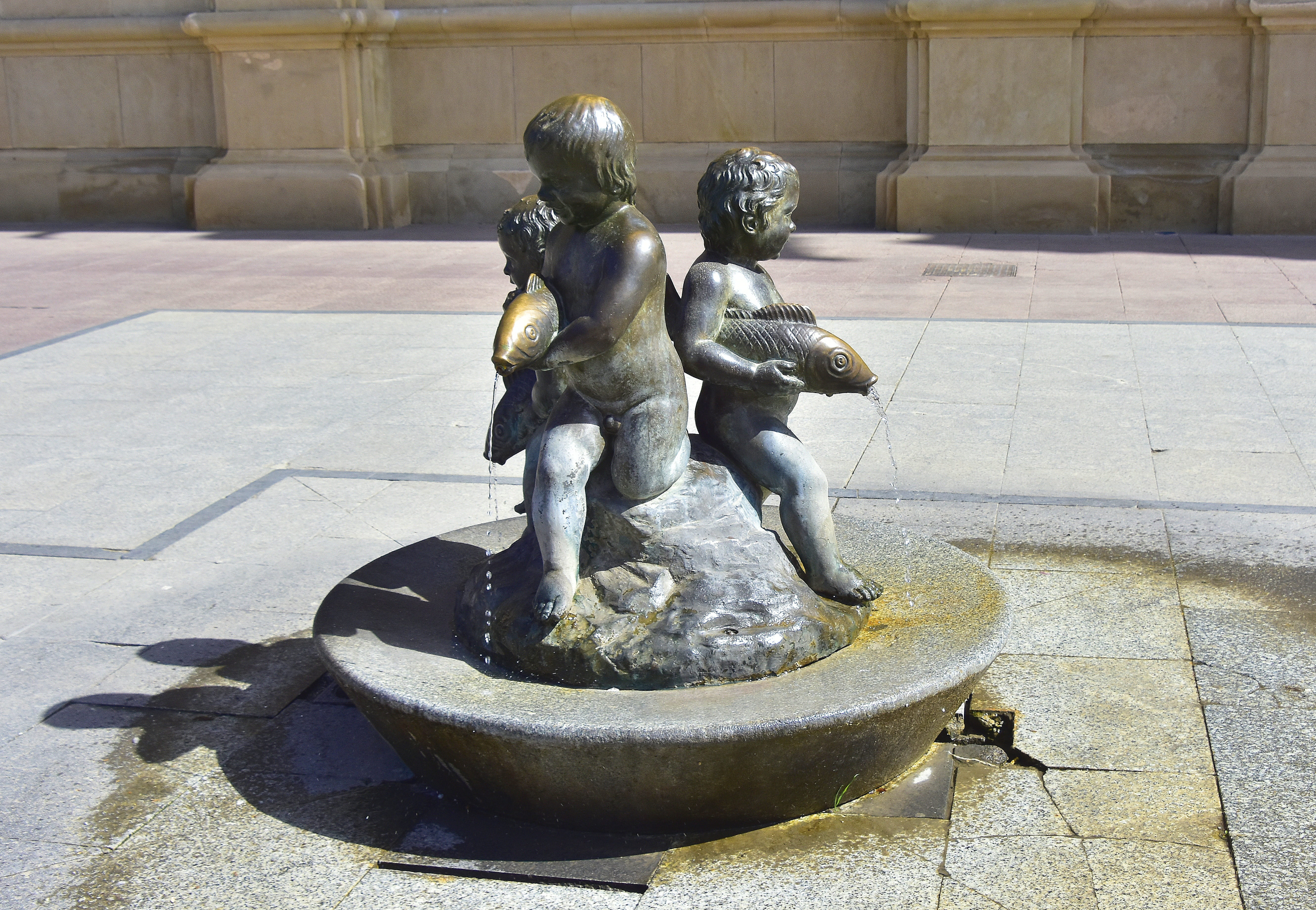 sculpture, shadow, representation, people, art and craft, fountain, architecture, outdoors, source, statue, belief, spirituality, 5K, water, craft, nature, HD Wallpaper