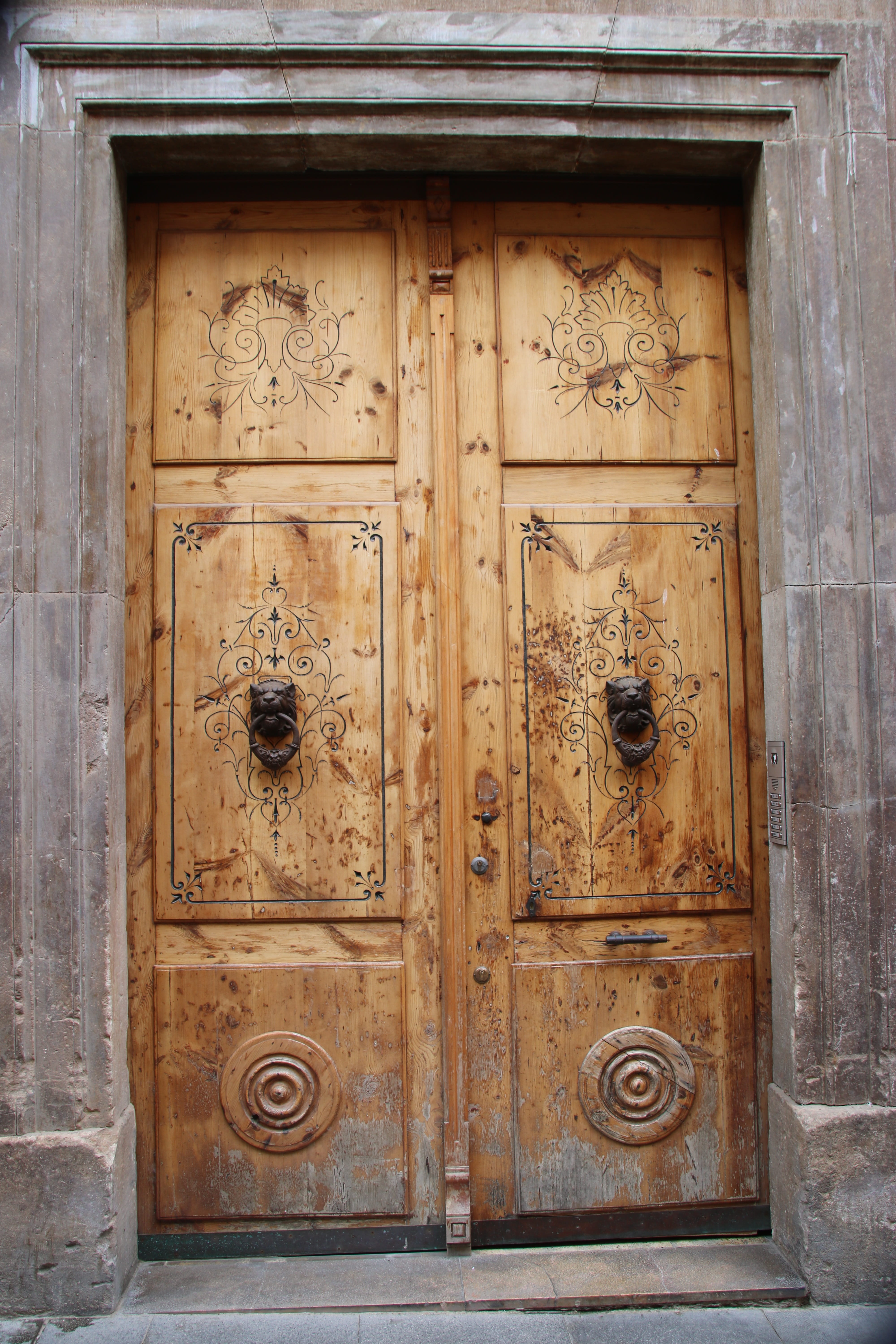 lock, entrance, pattern, old, built structure, wood - material, door knocker, closed, design, protection, building, 5K, wood, security, safety, door, carving, Phone HD Wallpaper