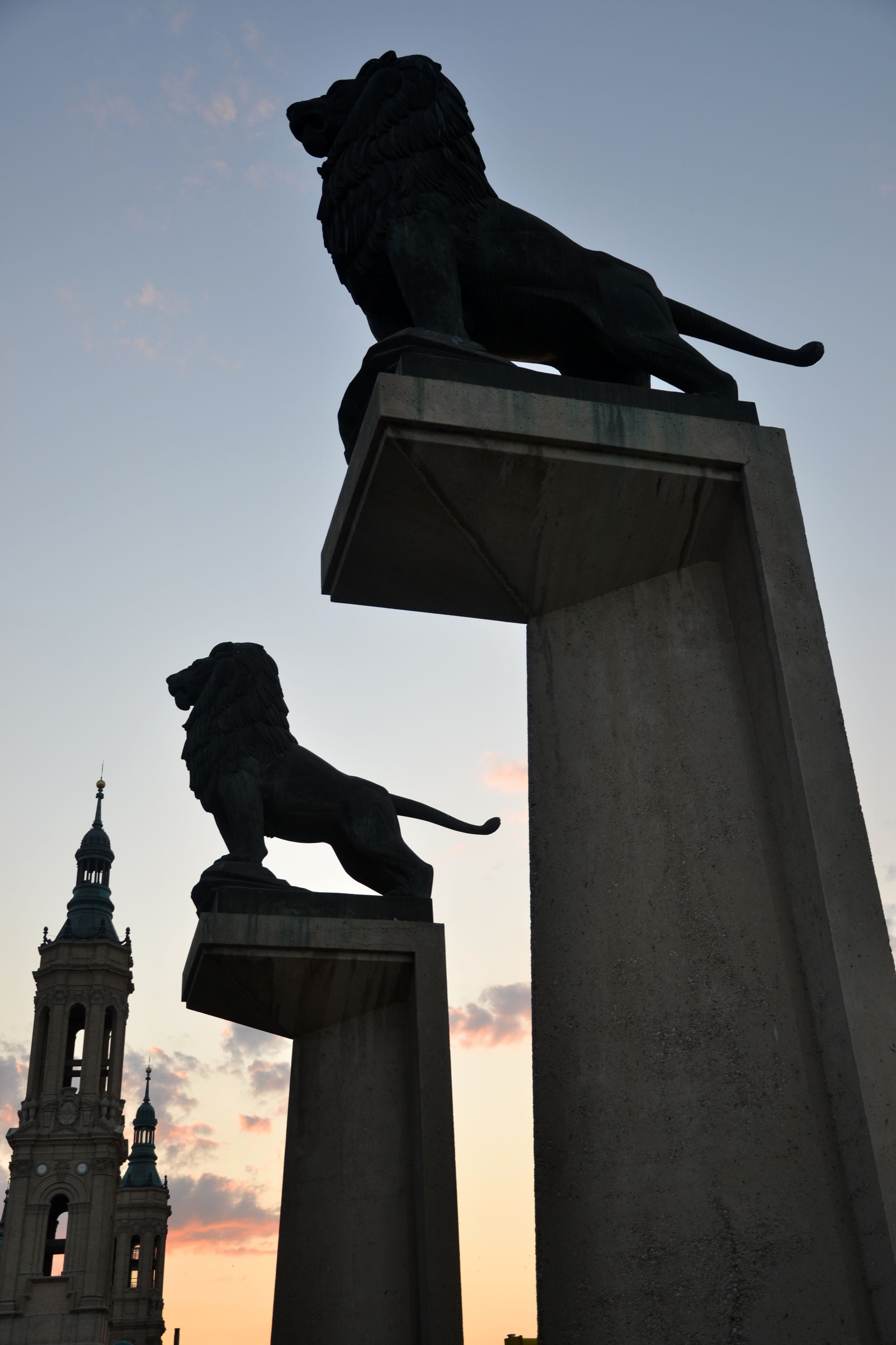 sky, Silhouettes, Saragossa, silhouette, animal wildlife, 4K, famous Place, statue, outdoors, art product, human representation, architectural column, Phone HD Wallpaper