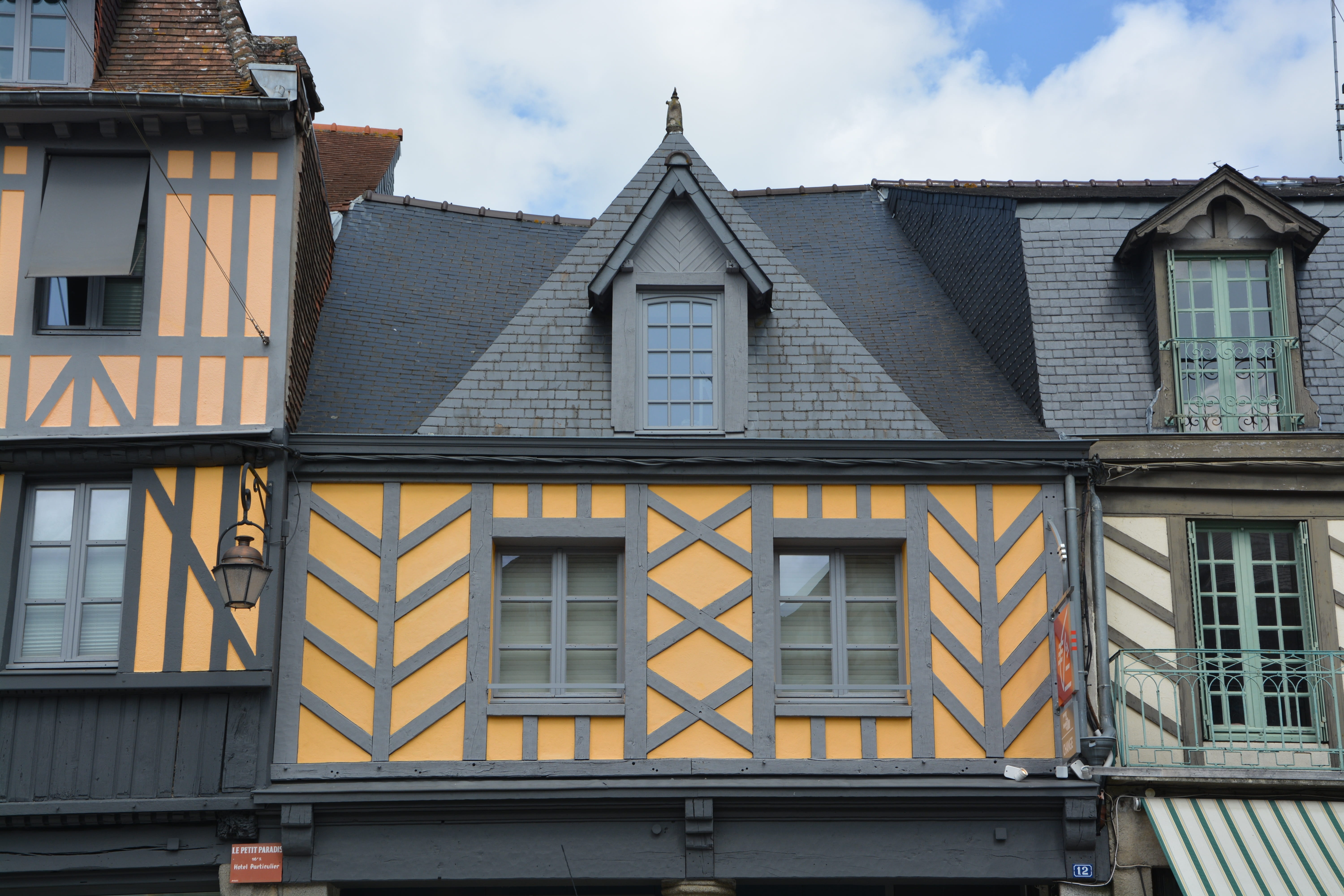 half-timbered houses, house, day, city centre, building, glass - material, sky, 5K, roof, residential district, nature, outdoors, architecture, window, HD Wallpaper