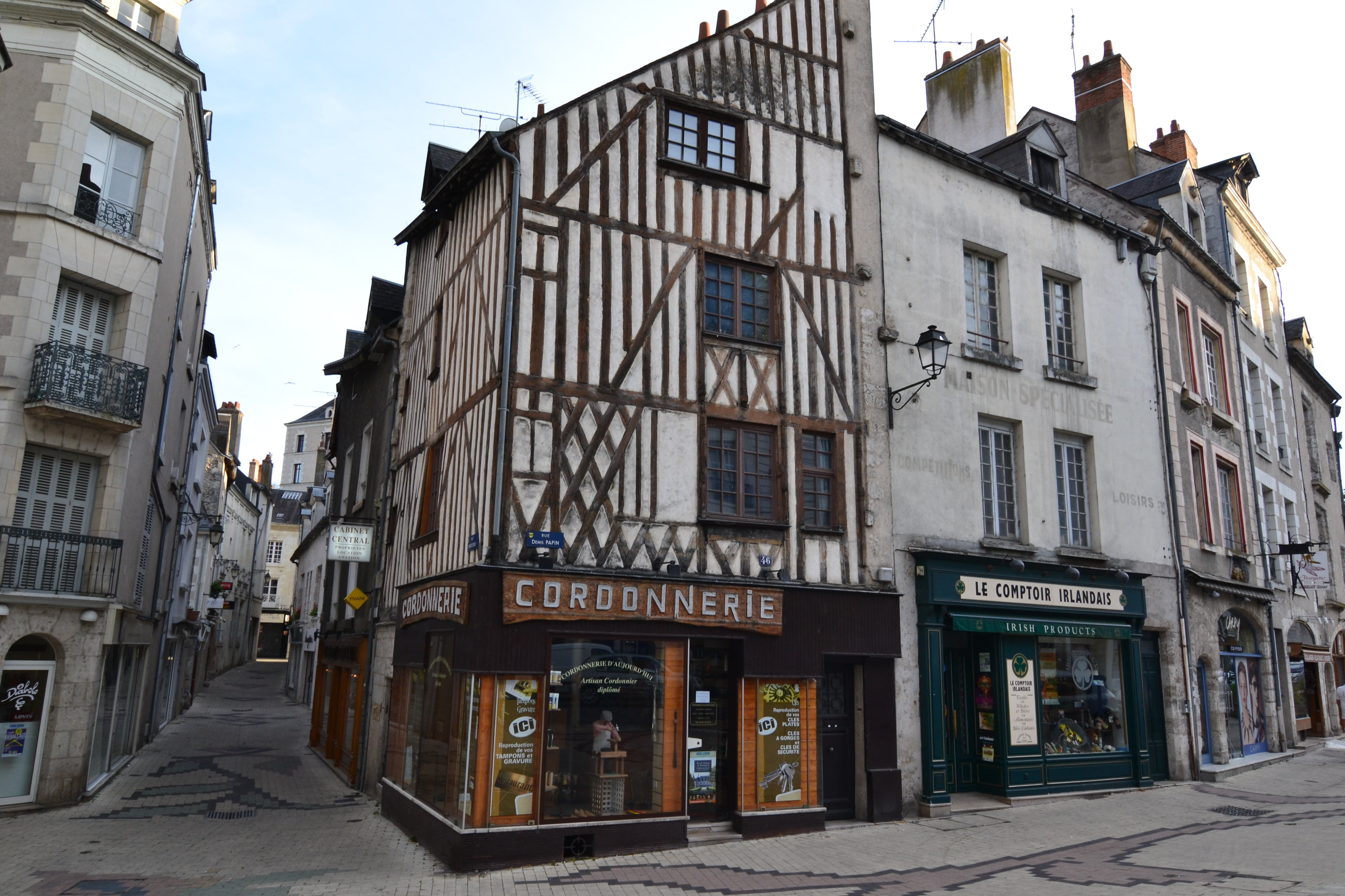medieval street, road, text, blois, shoe repair, no people, day, medieval house, western script, outdoors, city, window, sky, france, sign, architecture, HD Wallpaper