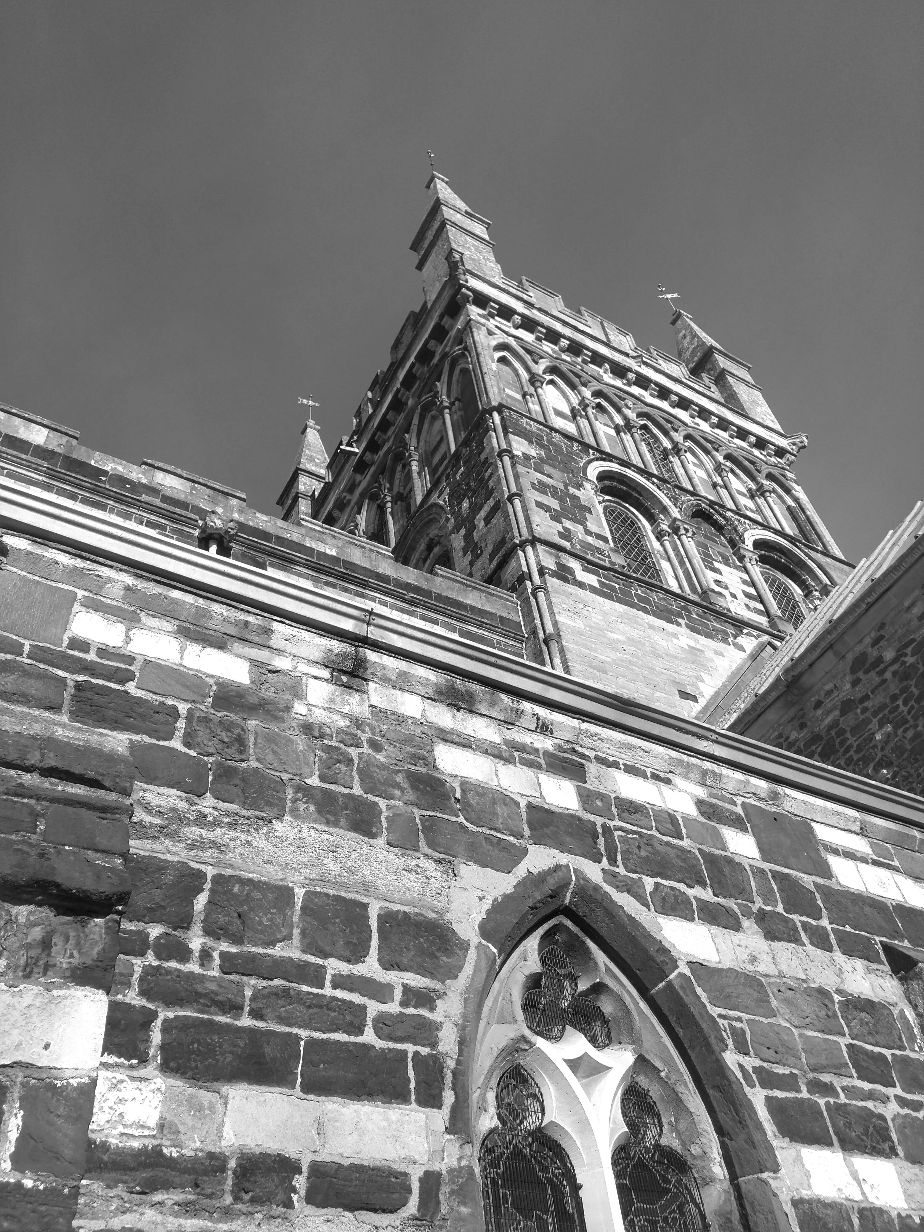 nature, low angle view, tourism, old, sky, place, style, no people, 4K, travel destinations, building, architecture, travel, stone, black, wimborne, black and white, Phone HD Wallpaper