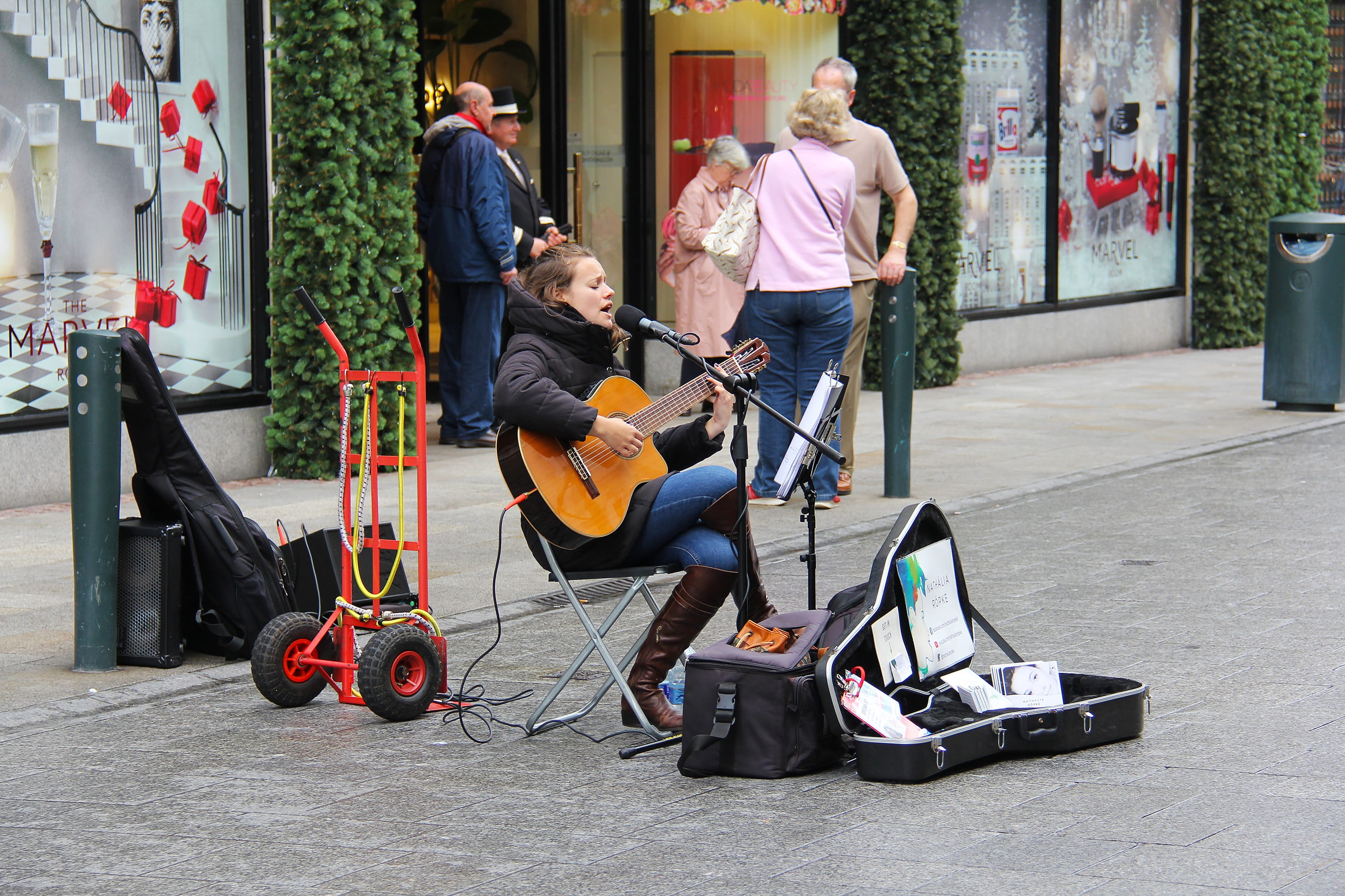 adult, outdoor, guitar, outdoors, architecture, real people, 2K, ireland, performer, building exterior, males, city, music, europe, day, shopping centre, HD Wallpaper