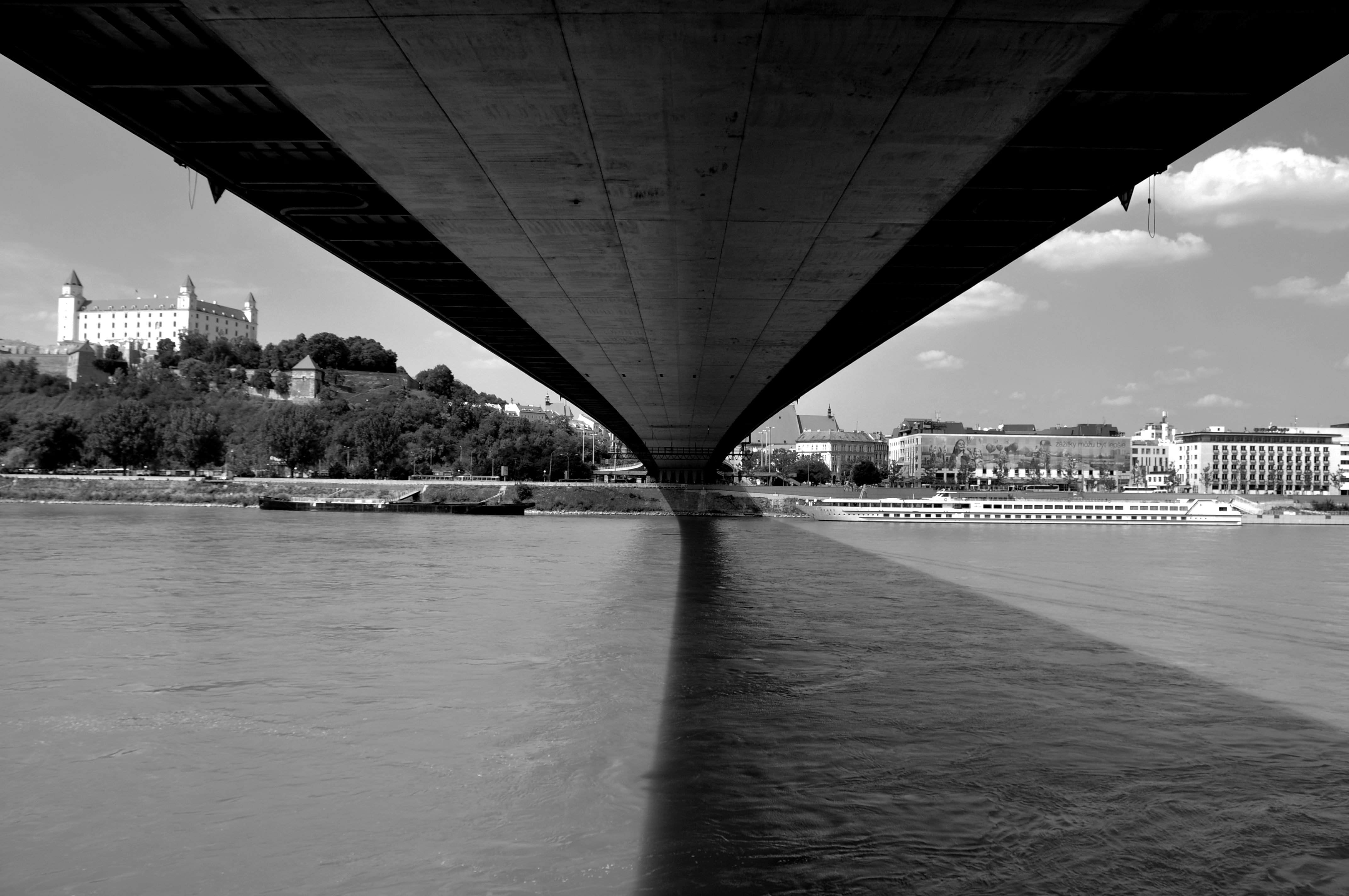 shadow, castle, 4K, bridge, ship, slovakia, river, architecture, bratislava, monochrome, HD Wallpaper