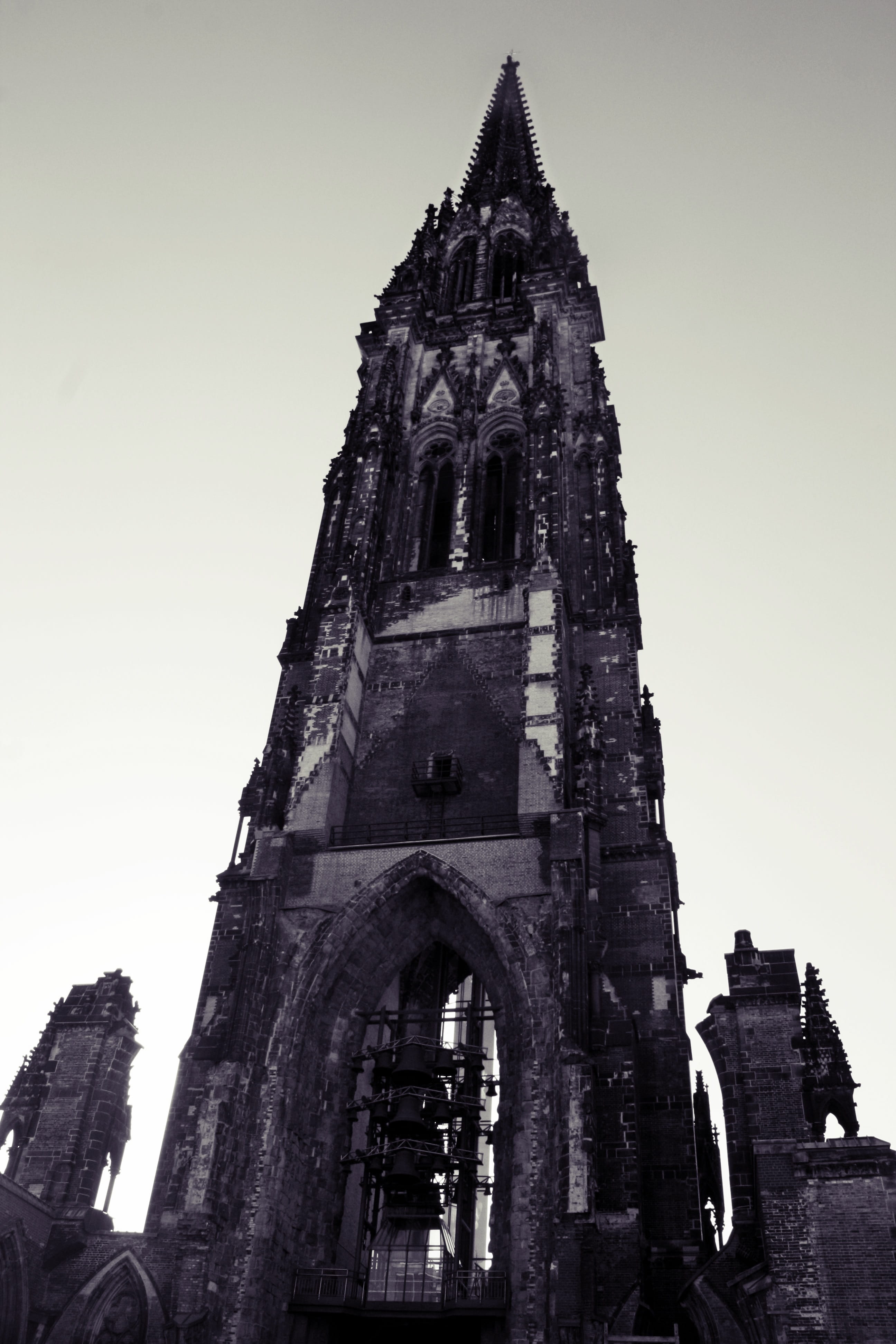 b w, nkiolaikirche, hamburgensien, belief, built structure, memorial, outdoors, building exterior, low angle view, history, black and white photography, Phone HD Wallpaper