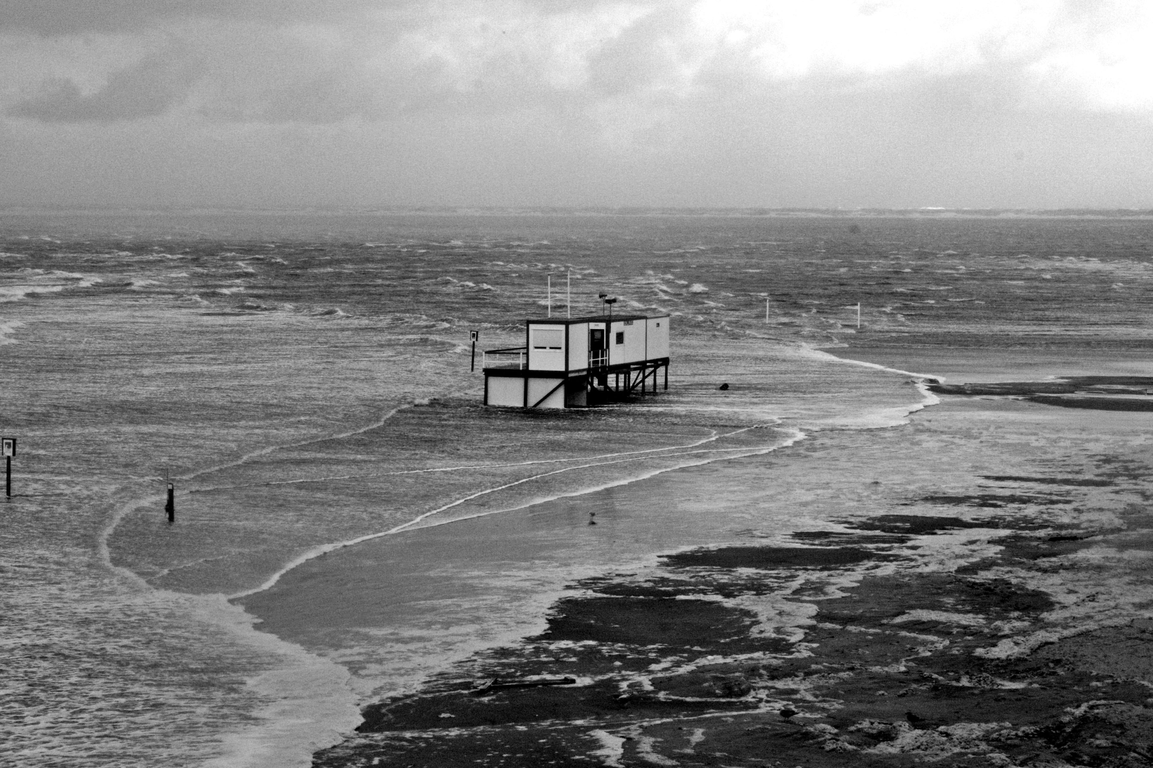 sturmwarnung, black and white, no people, east frisia, storm, tea rooms, nature, wave, greyscale, badewacht, horizon over water, tidal range, power in nature, HD Wallpaper