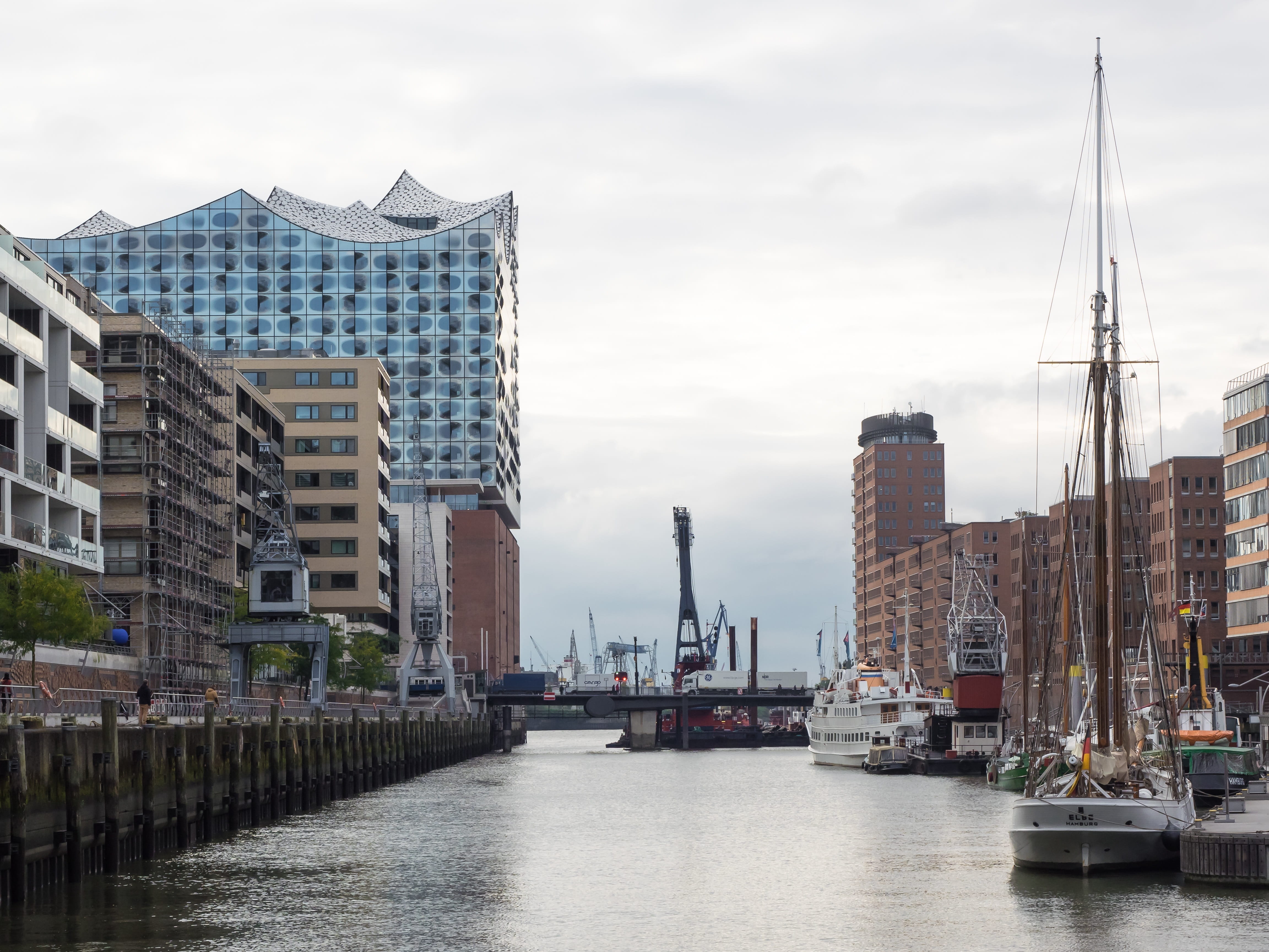 skyscraper, sailboat, sky, crane - construction machinery, places of interest, glass, day, city, Elbe Philharmonic Hall, building, ship, river, machinery, HD Wallpaper