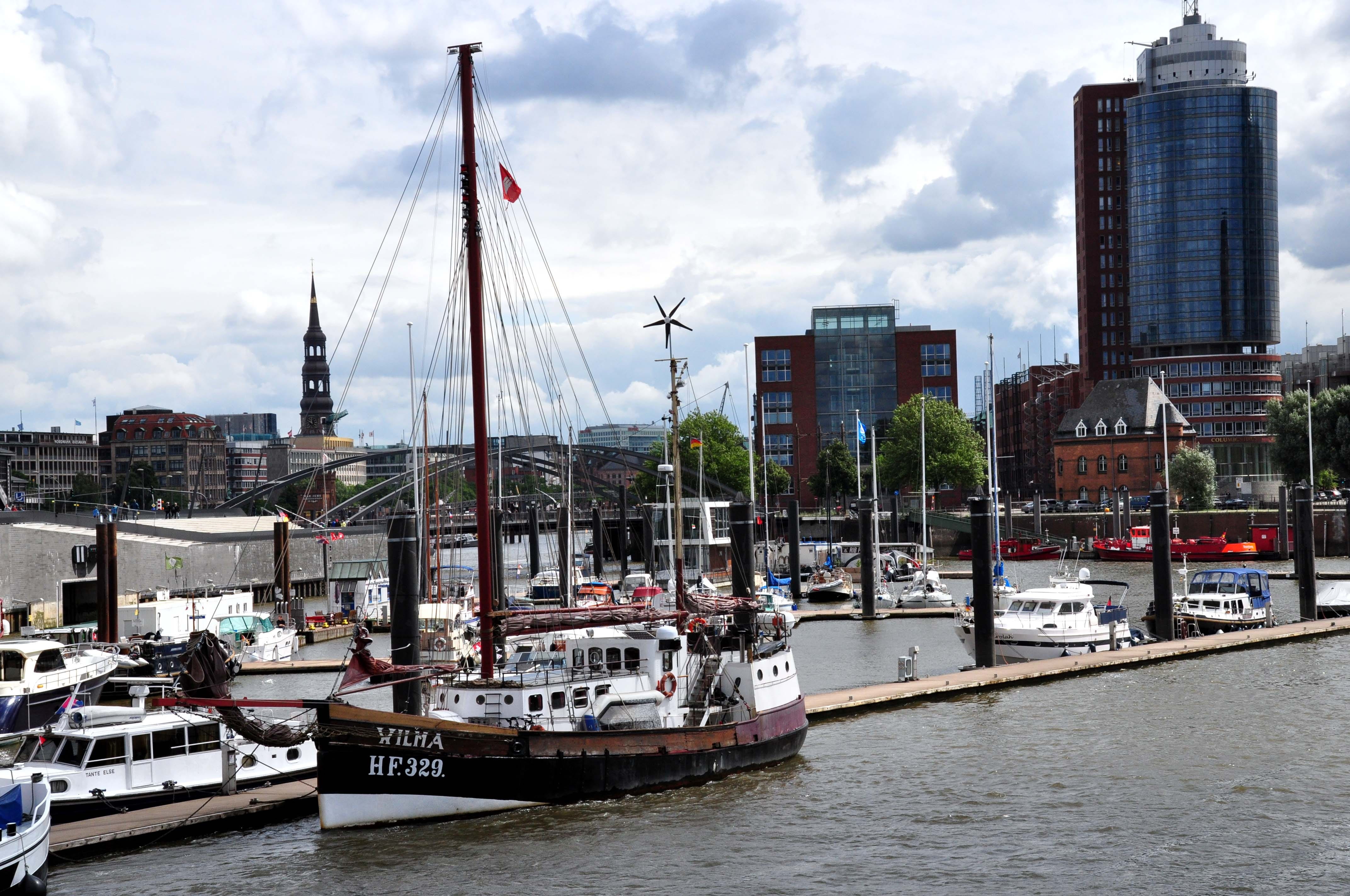 river, rainy day, mode of transportation, water, Hamburg, boot, day, port, tower, nautical vessel, skyscraper, elbe philharmonic hall, Landungsbrücken, HD Wallpaper