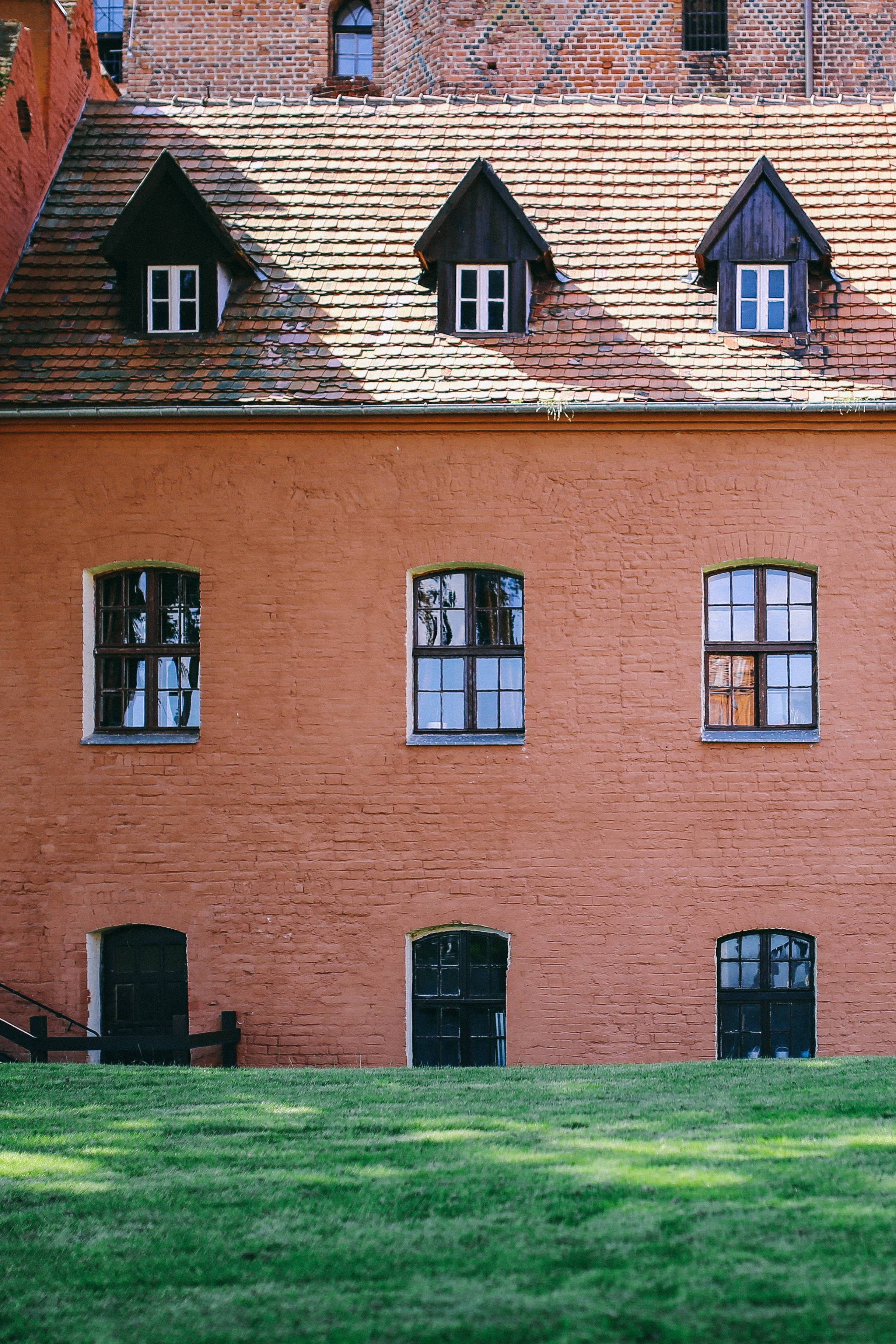 in a row, residential district, old, sunny, red brick church, brick, sightseeing, building, multi colored, window, 2K, grass, city, architecture, historical, Phone HD Wallpaper